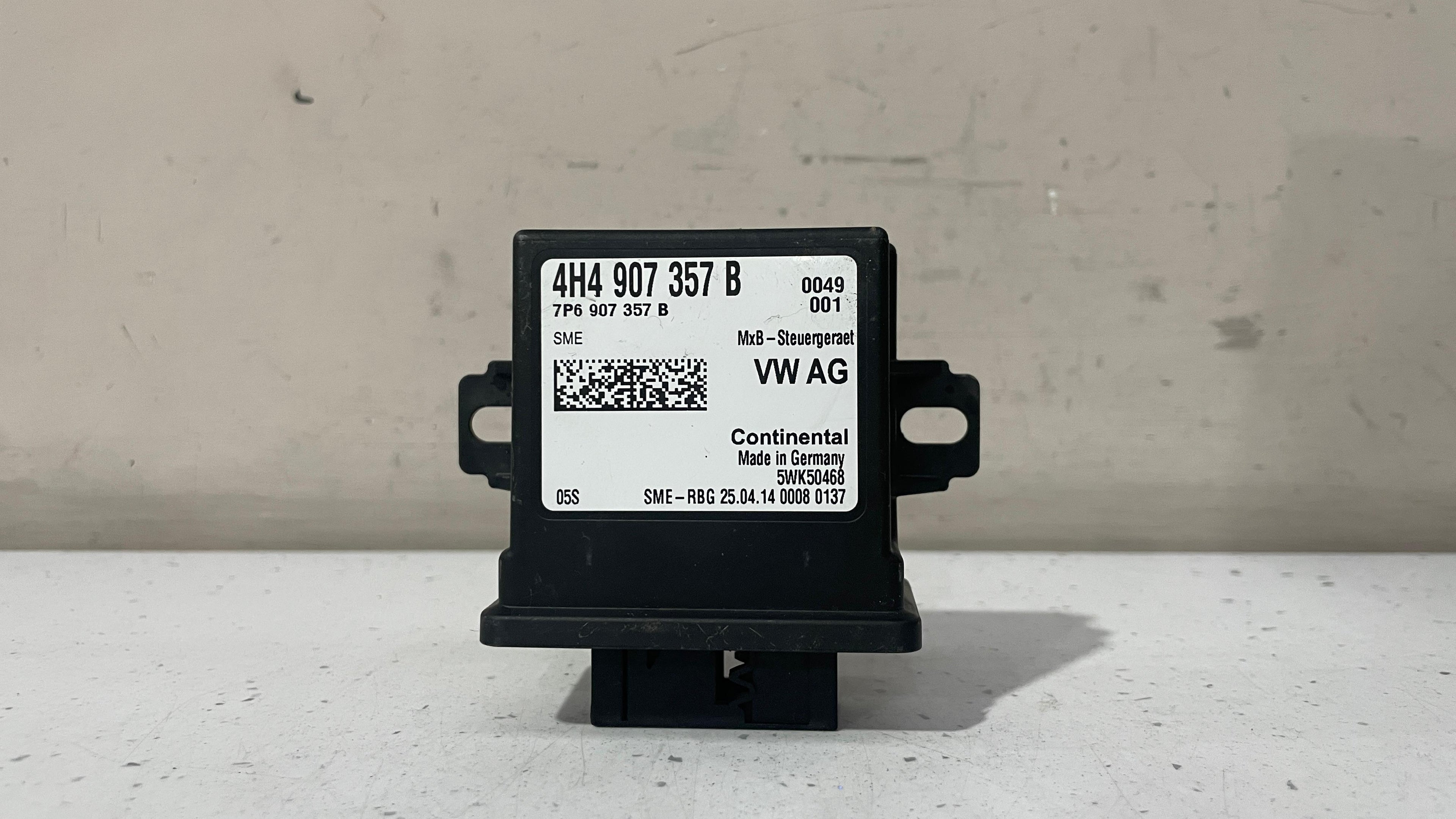 4H4907357B  AUDI A8 HEADLIGHT CONTROL MODULE