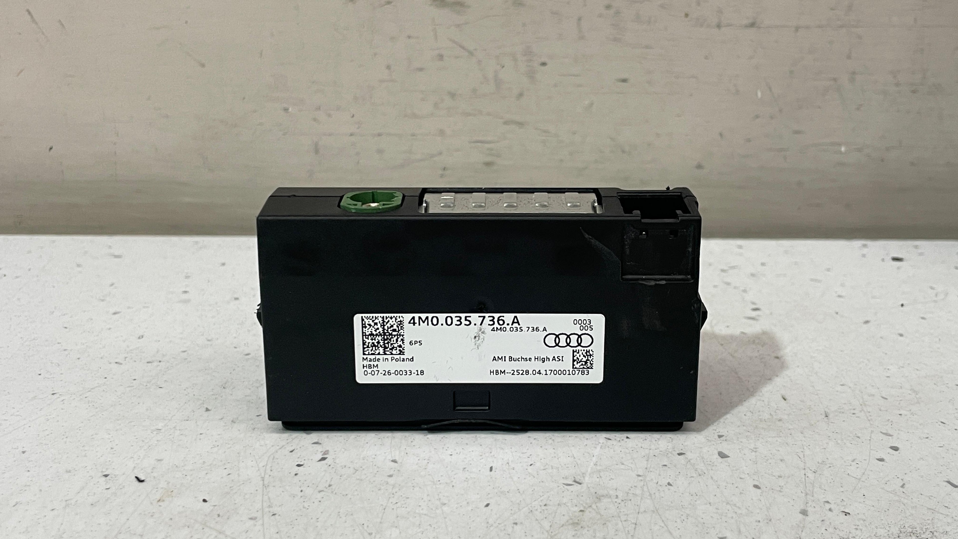 4M0035736A AUDI Q7 CENTER CONSOLE DUAL USB AUX PORT
