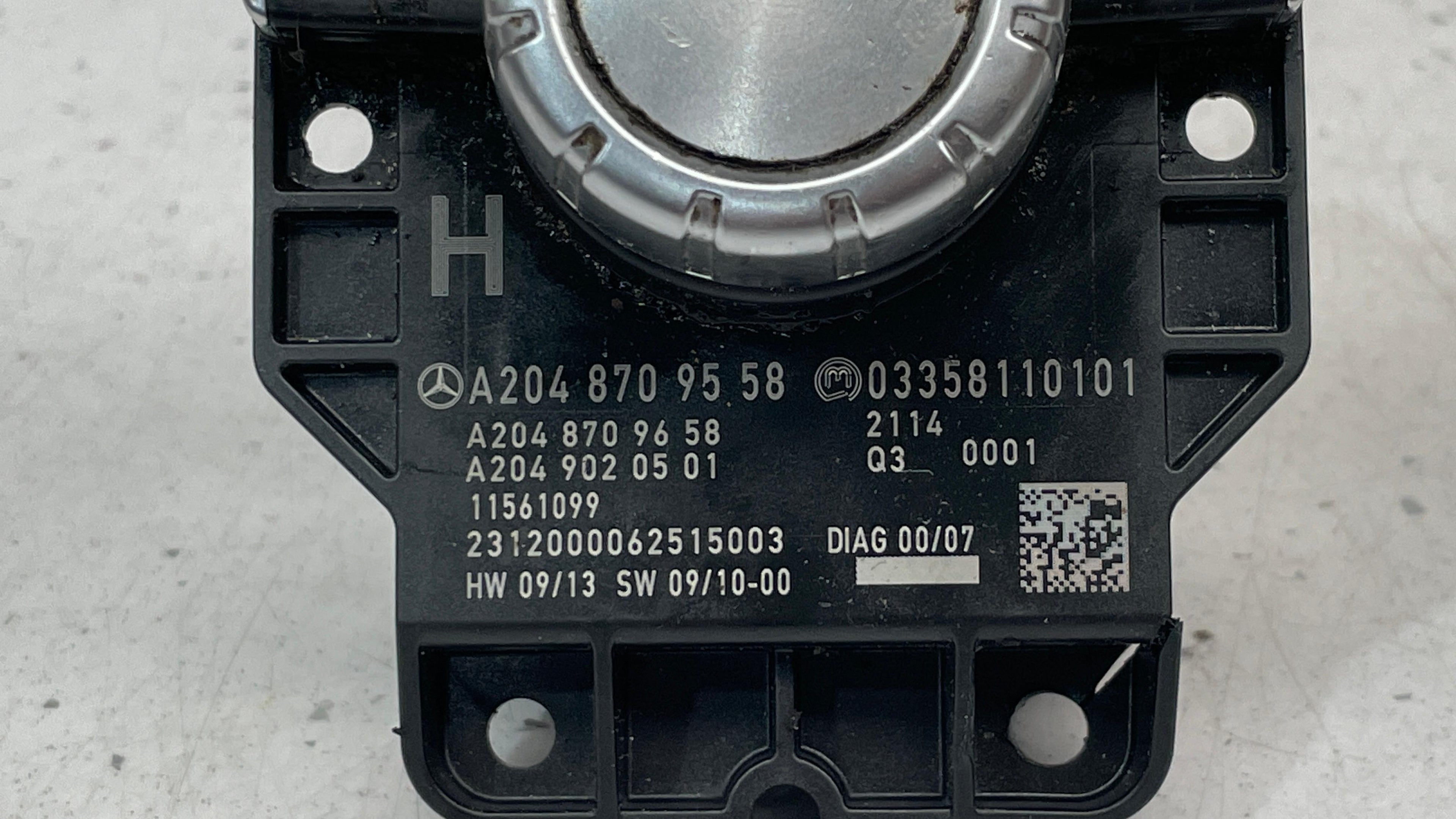 A2048709558  MERCEDES W204 MULTIMEDIA CONTROLLER SWITCH