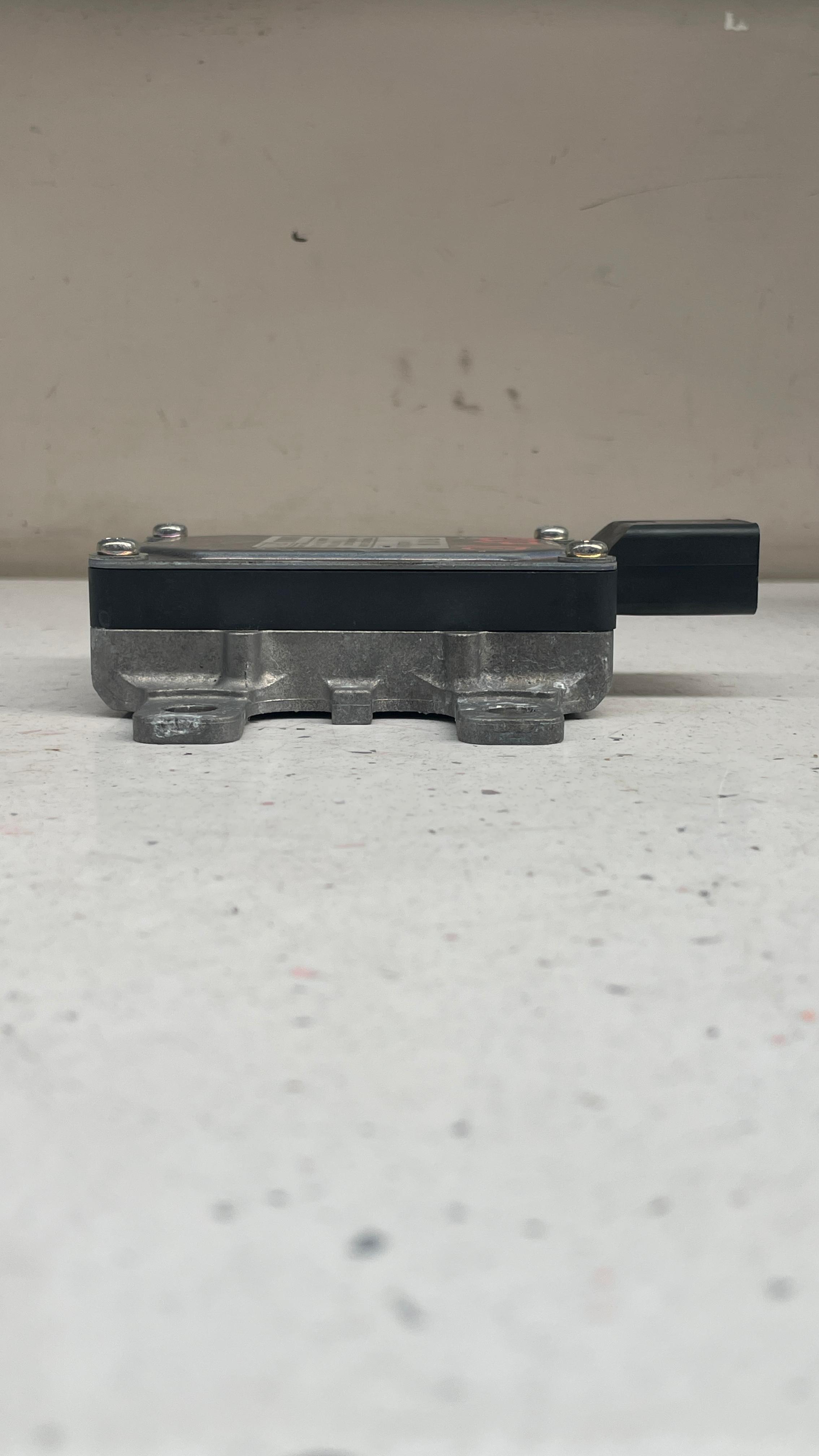 PORSCHE CAYENNE AND AUDI Q7 OIL PUMP CONTROL MODULE 7P0927601