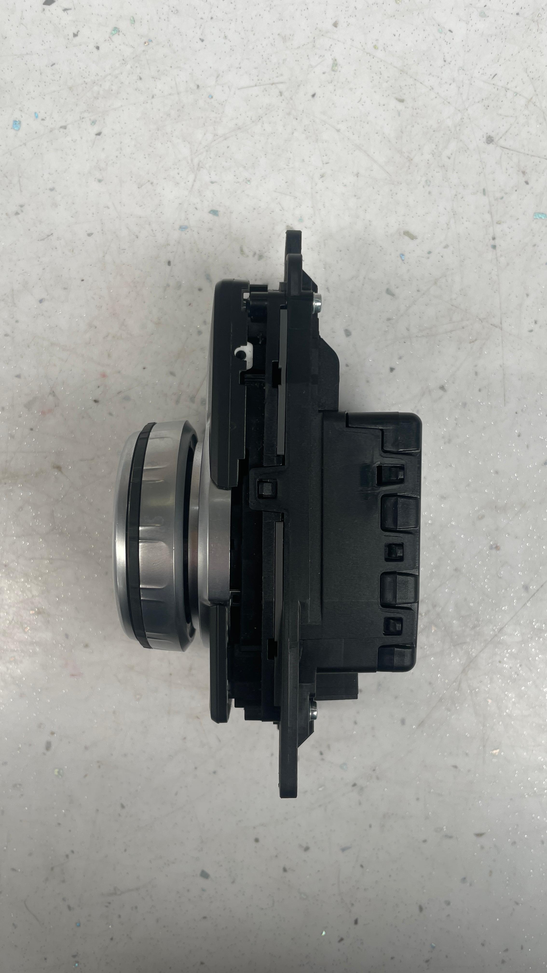 65825A0DC87-01  BMW MEDIA SWITCH CONTROLLER