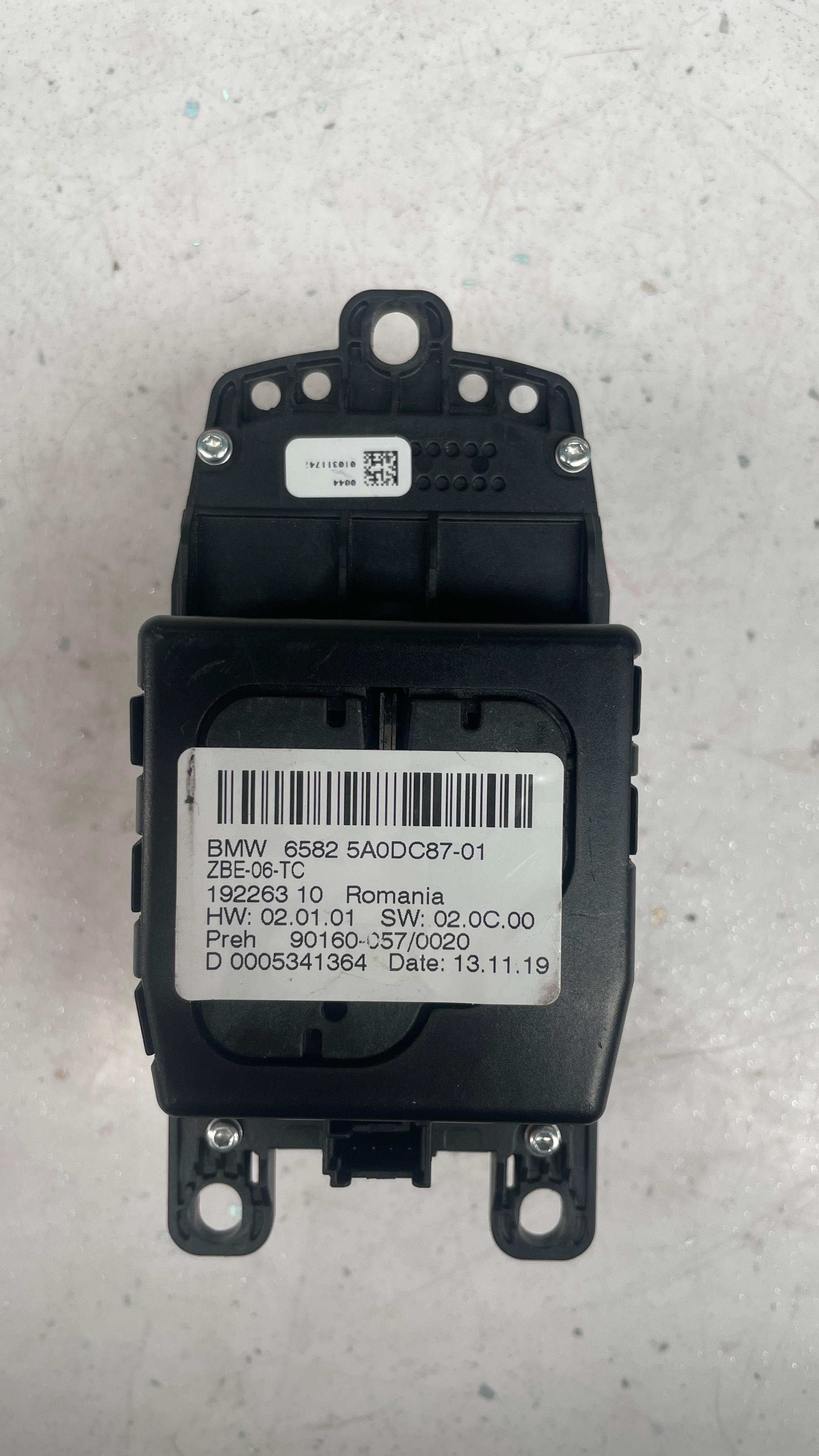 65825A0DC87-01  BMW MEDIA SWITCH CONTROLLER