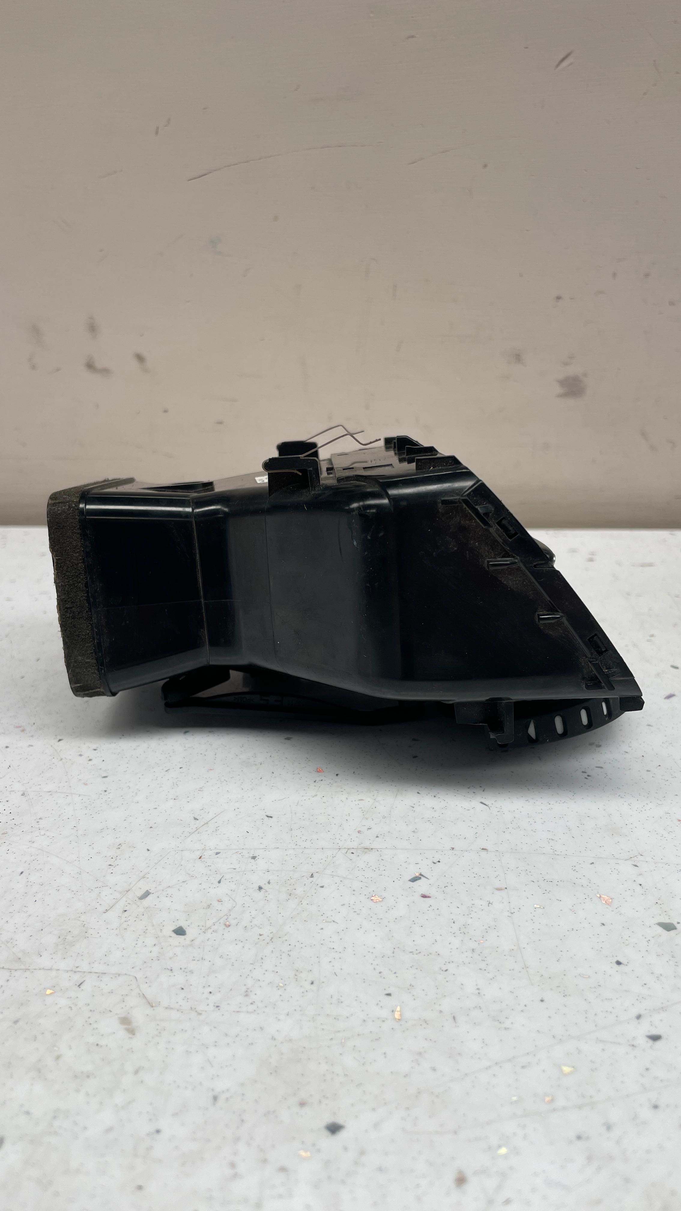 7P1819703A VOLKSWAGEN  AIR VENT GRILL