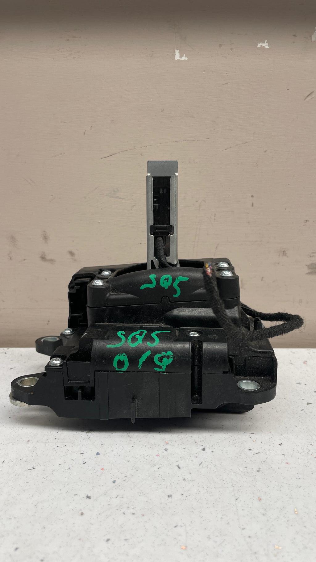 80C713041R AUDI GEAR SHIFT SELECTOR