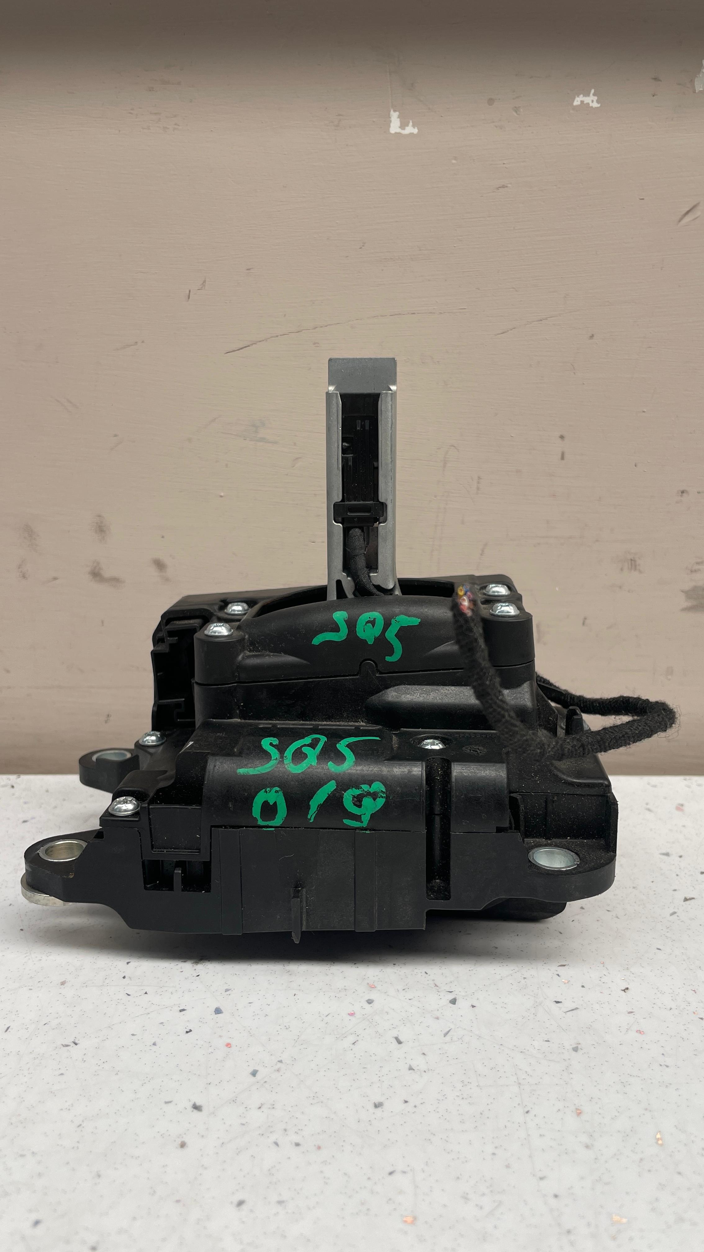 80C713041R AUDI GEAR SHIFT SELECTOR