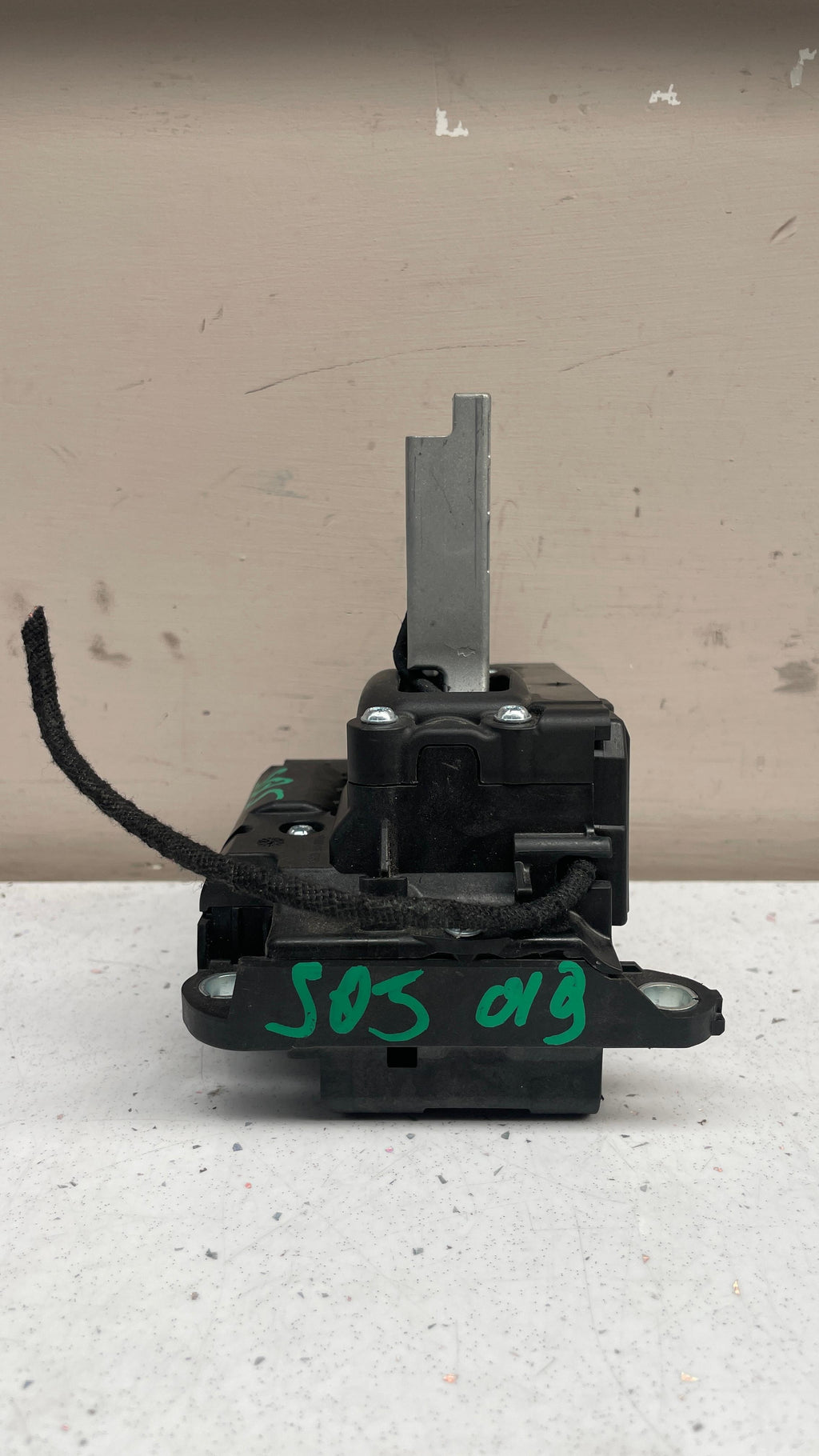 80C713041R AUDI GEAR SHIFT SELECTOR