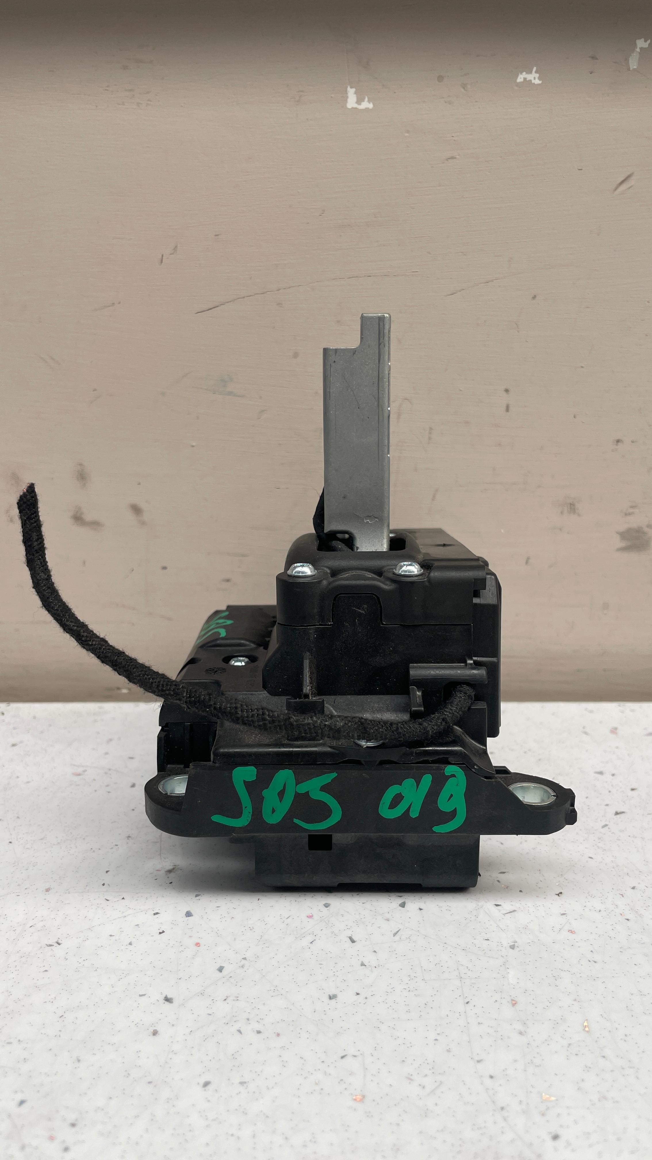 80C713041R AUDI GEAR SHIFT SELECTOR