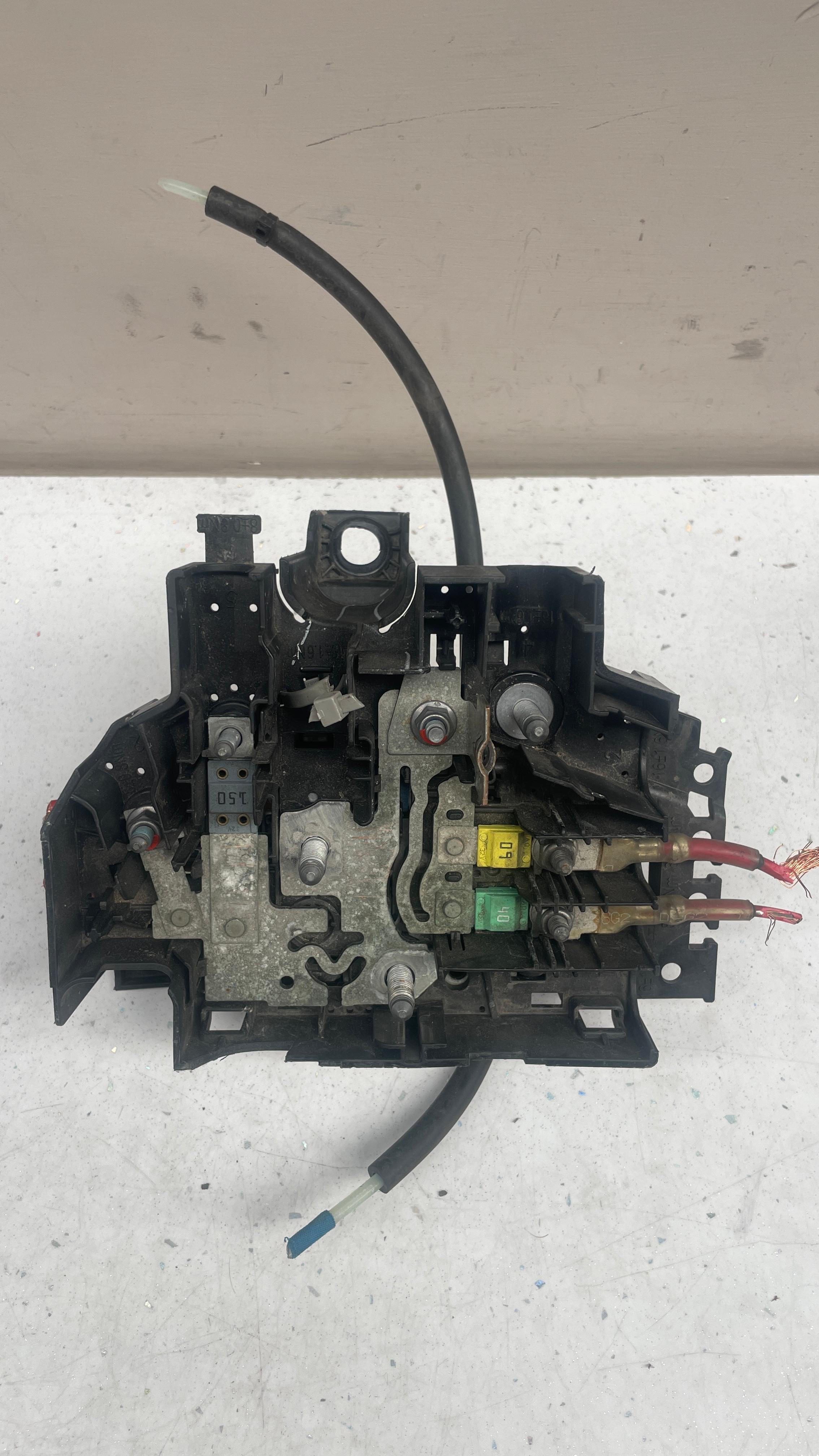 1675404528 MERCEDES FUSE BOX