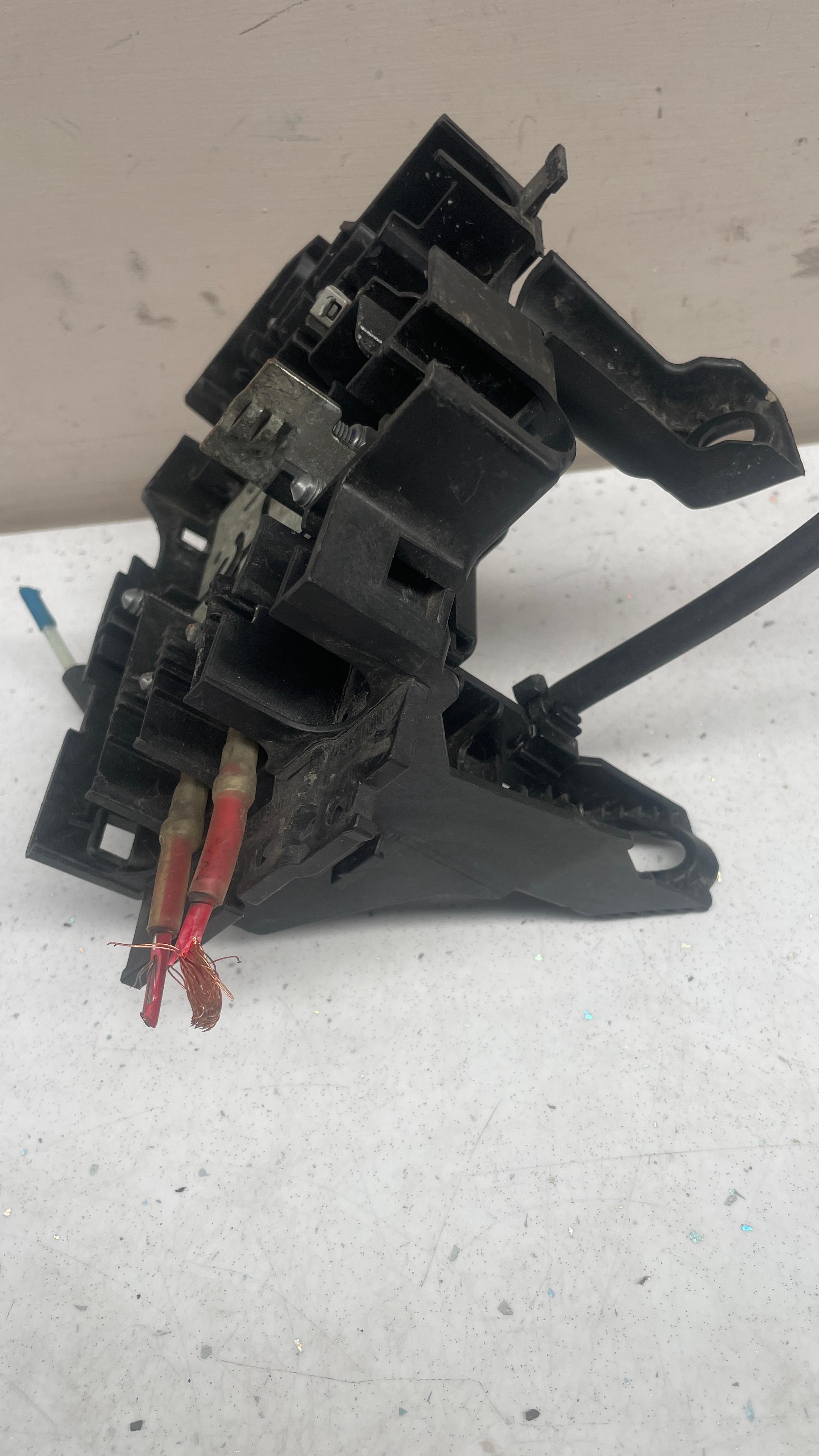 1675404528 MERCEDES FUSE BOX