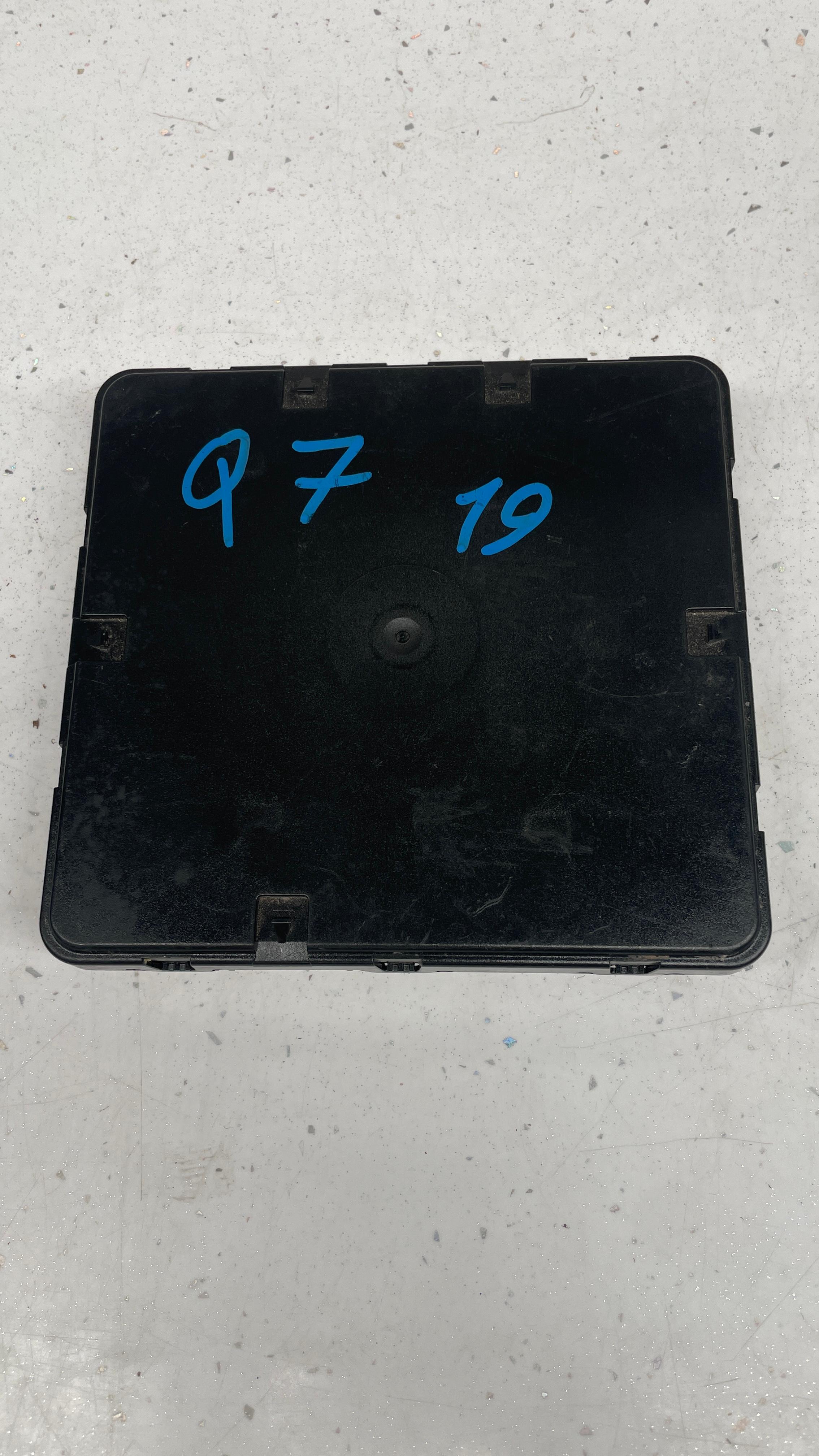 8W0907064DD  AUDI Q7 4M BCM2 BODY CONTROL MODULE