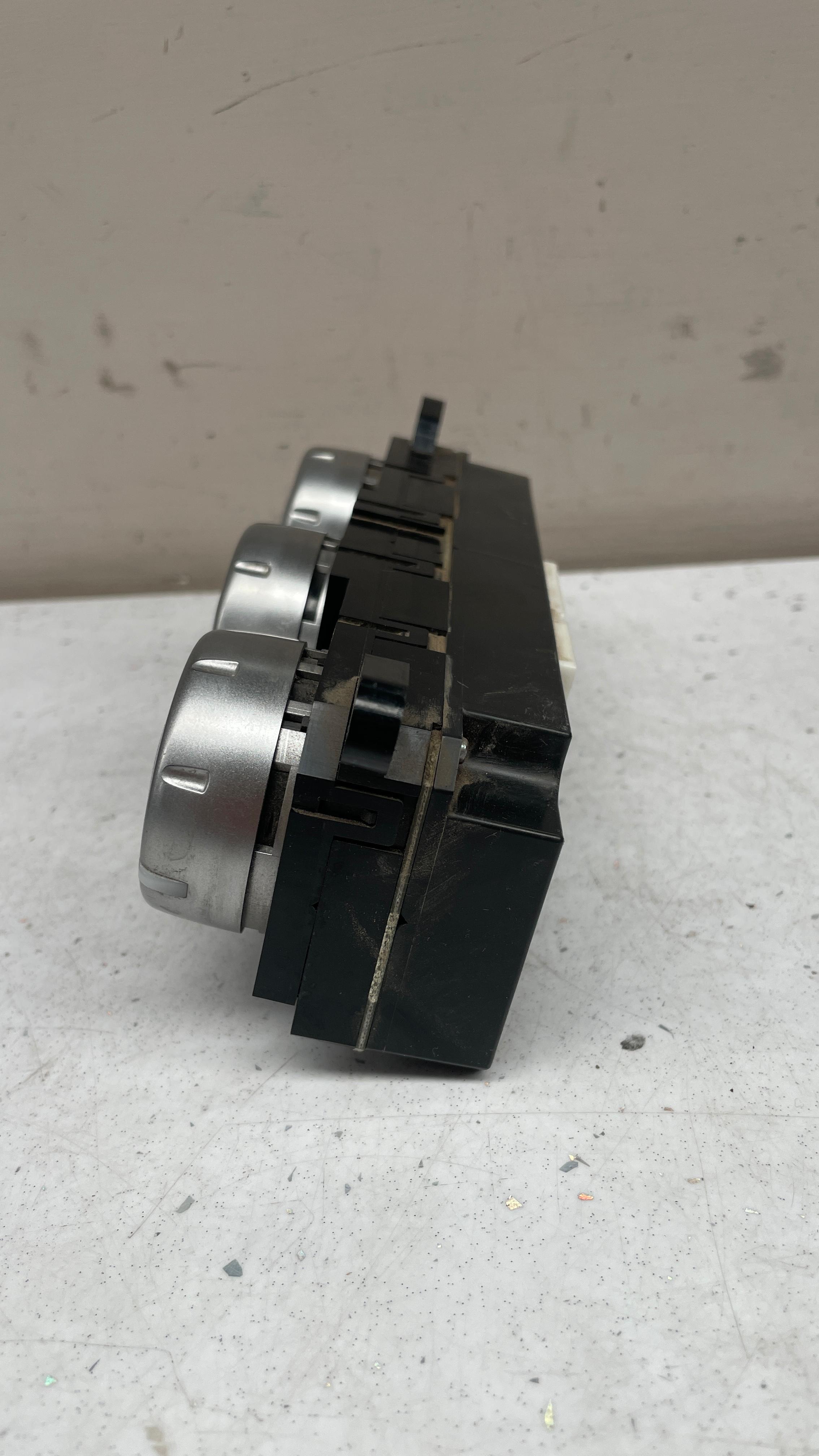 MN123598 MITSUBISHI CLIMATE CONTROL UNIT