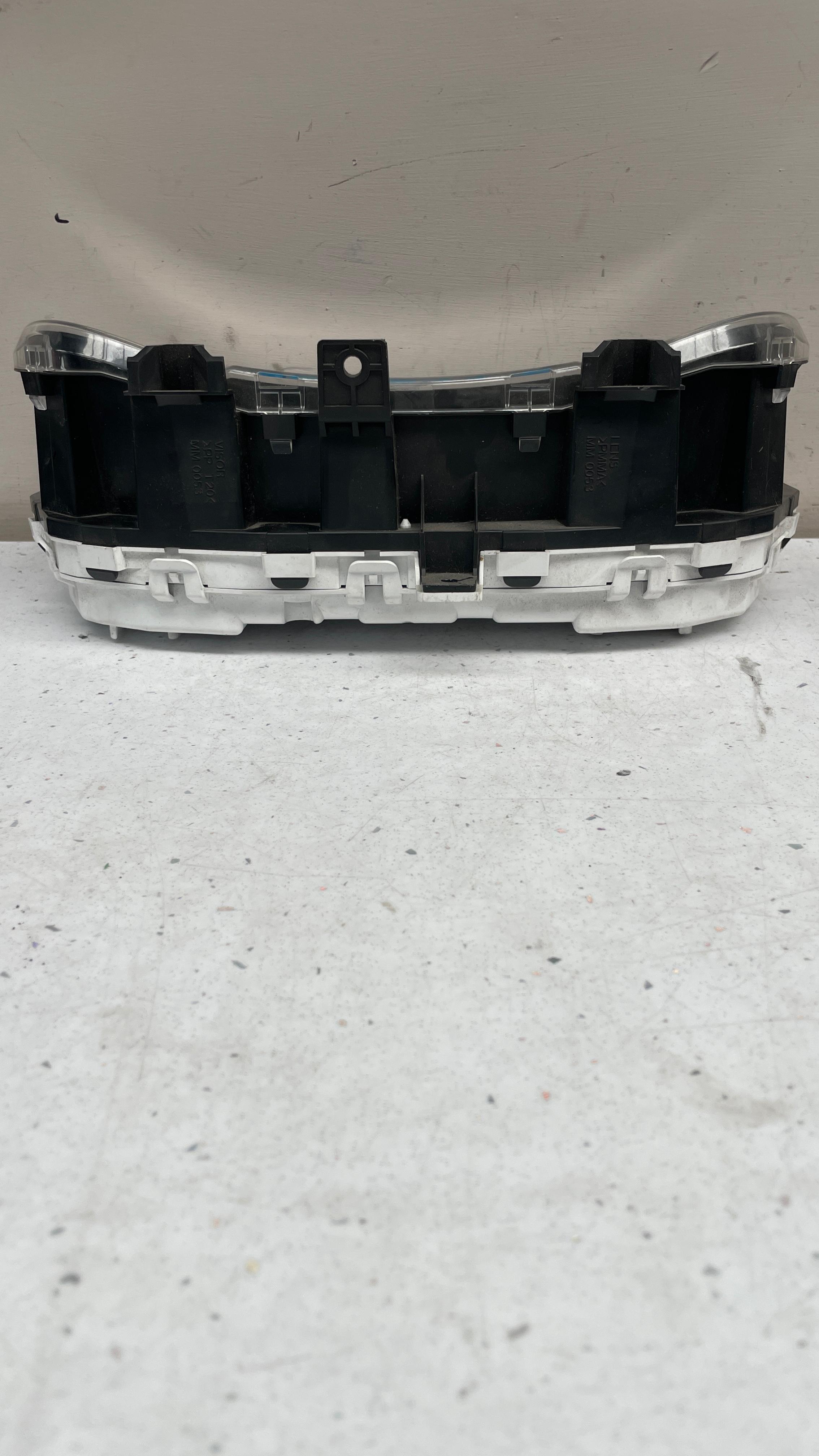 8100B707 MITSUBISHI SPEEDOMETER CLUSTER
