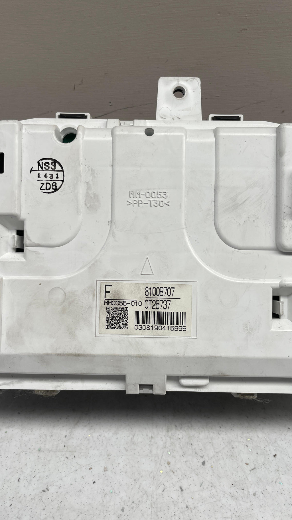 8100B707 MITSUBISHI SPEEDOMETER CLUSTER