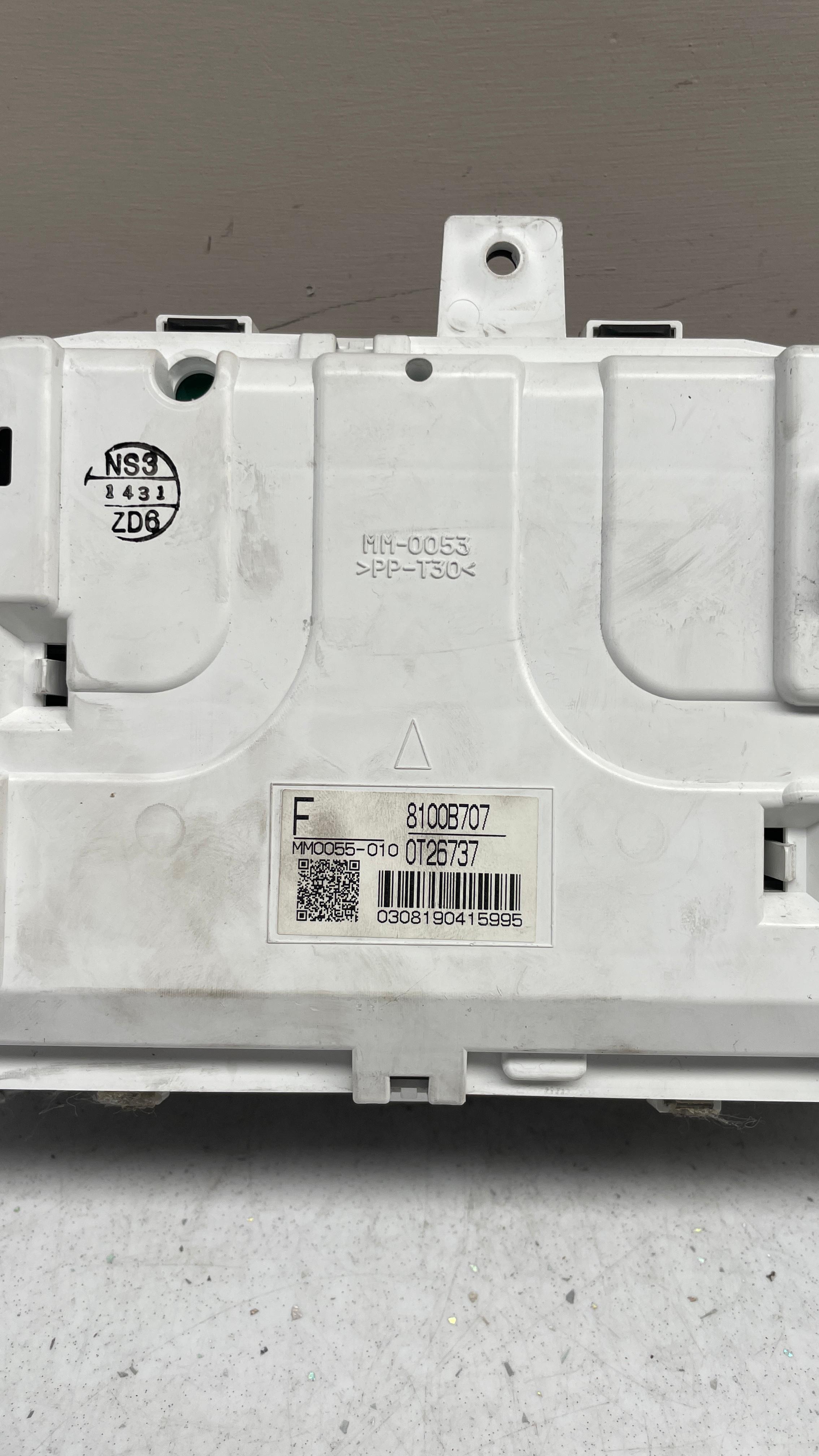 8100B707 MITSUBISHI SPEEDOMETER CLUSTER