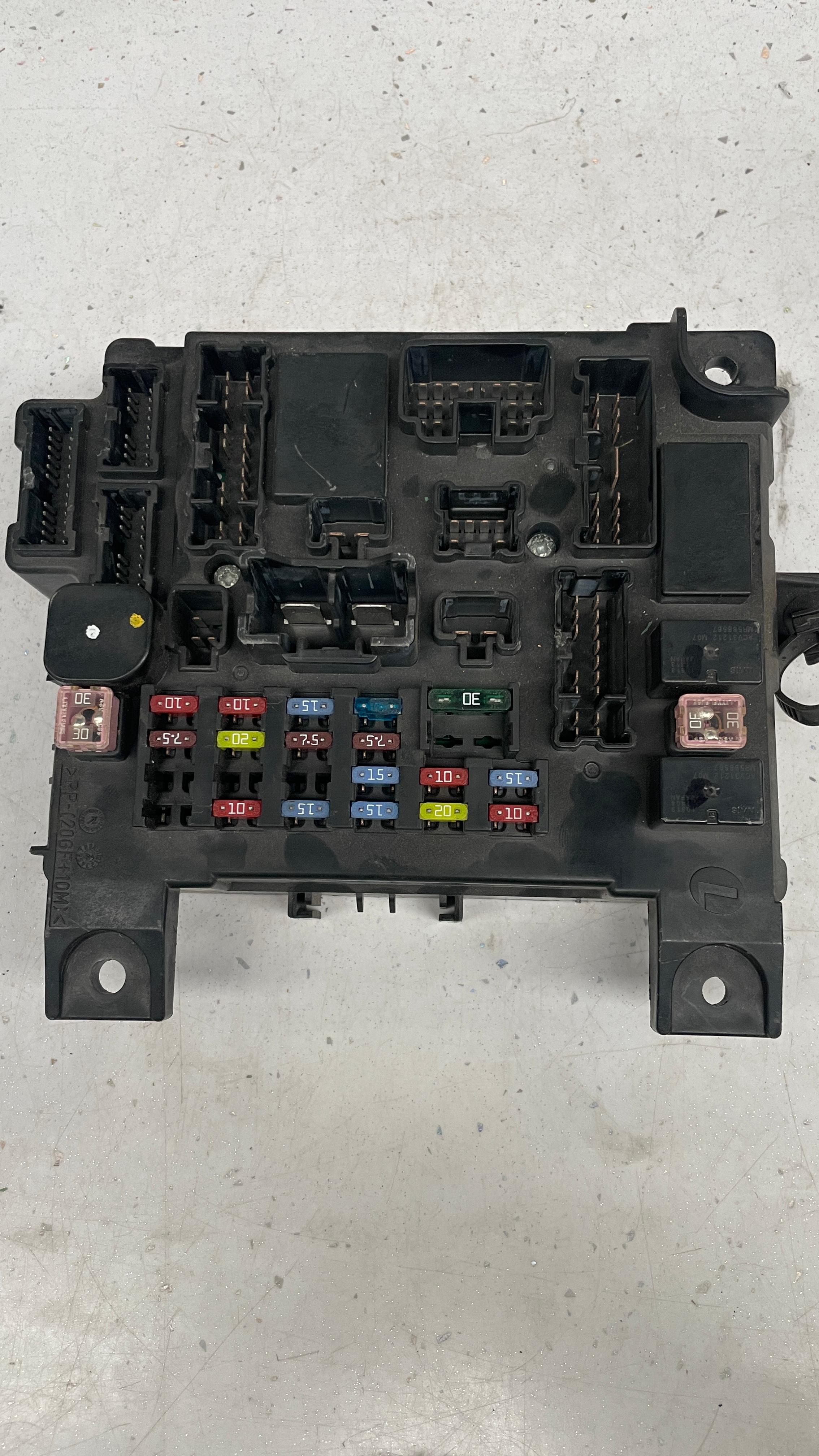 8637A643 MITSUBISHI BODY CONTROL INTERIOR FUSE BOX