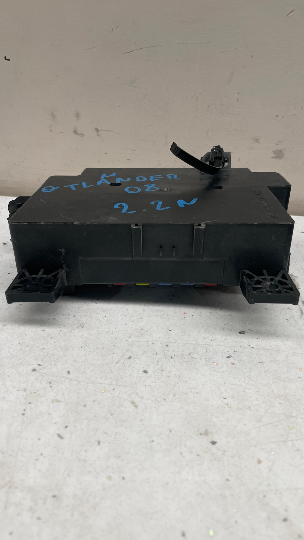 8637A643 MITSUBISHI BODY CONTROL INTERIOR FUSE BOX
