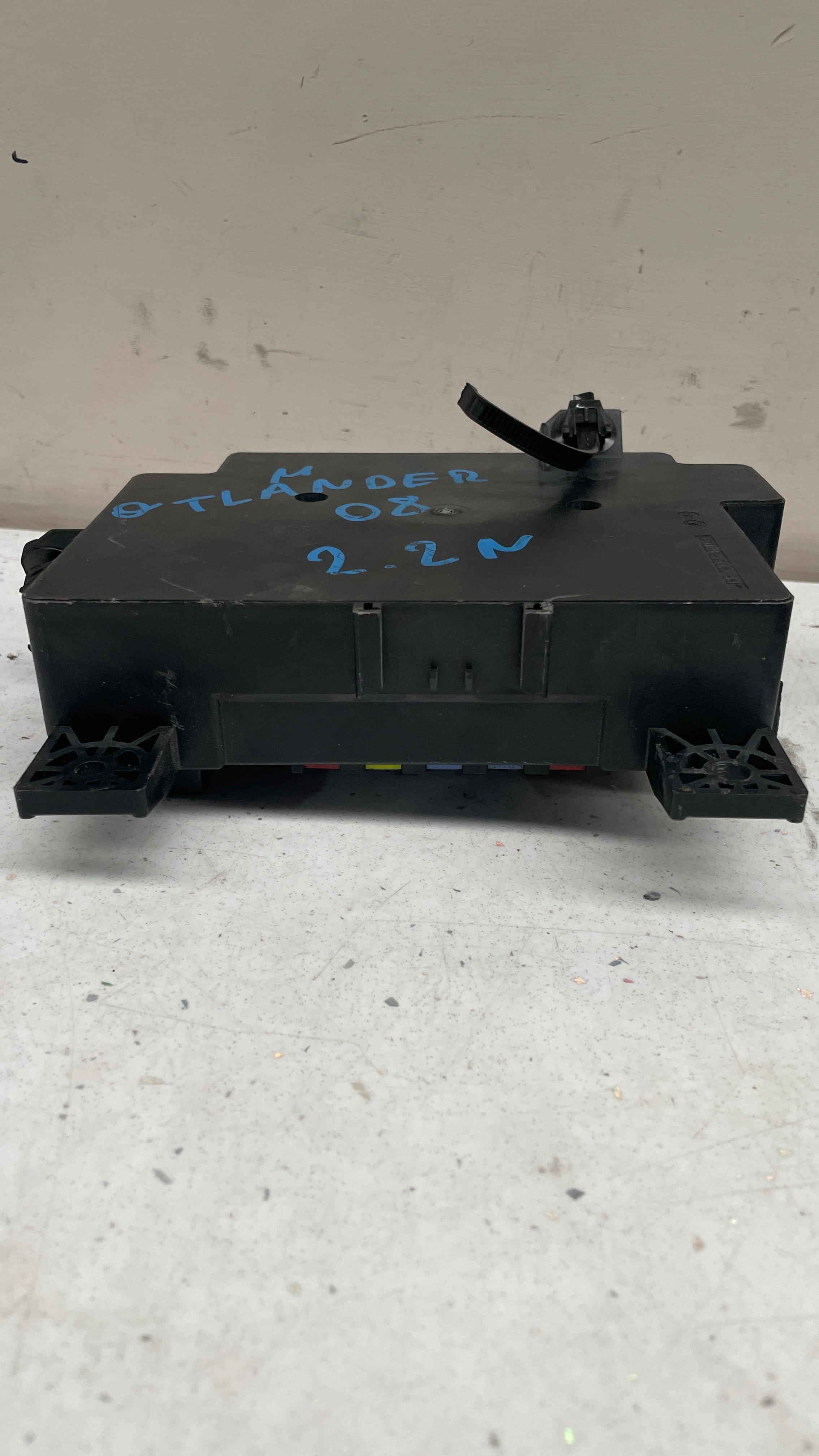 8637A643 MITSUBISHI BODY CONTROL INTERIOR FUSE BOX