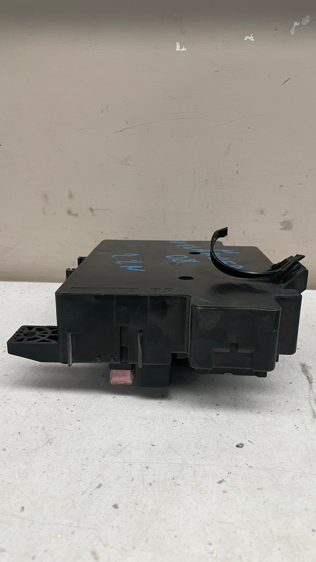 8637A643 MITSUBISHI BODY CONTROL INTERIOR FUSE BOX
