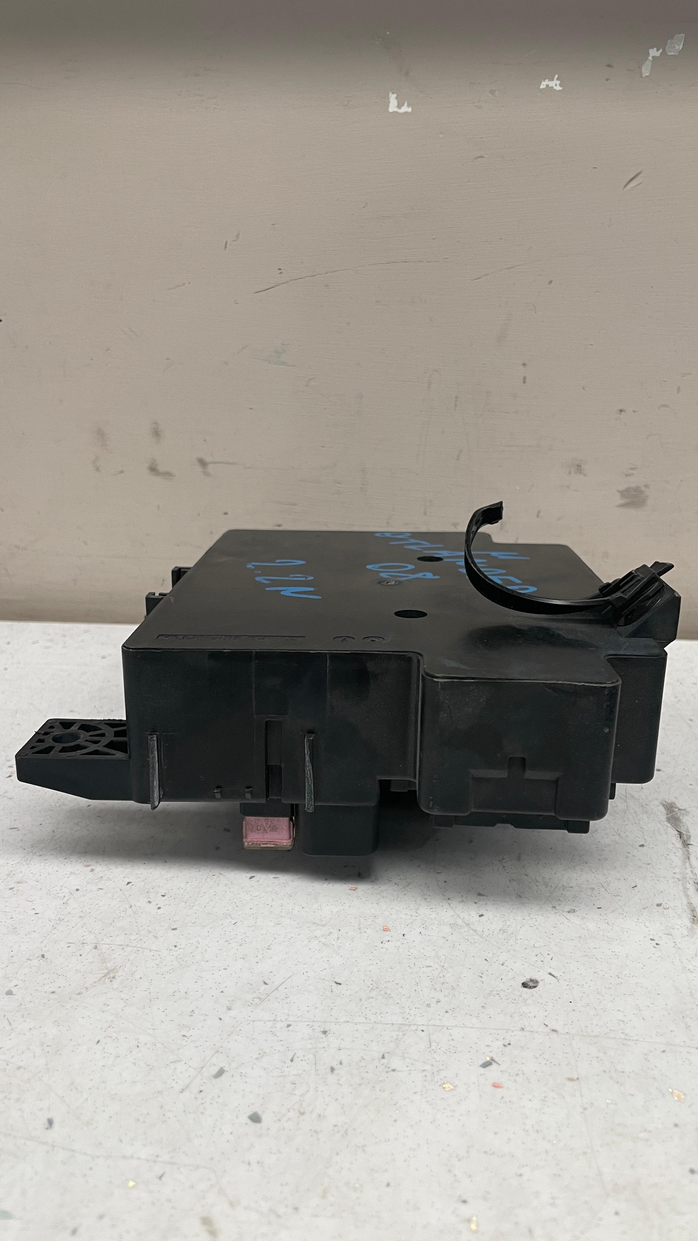 8637A643 MITSUBISHI BODY CONTROL INTERIOR FUSE BOX