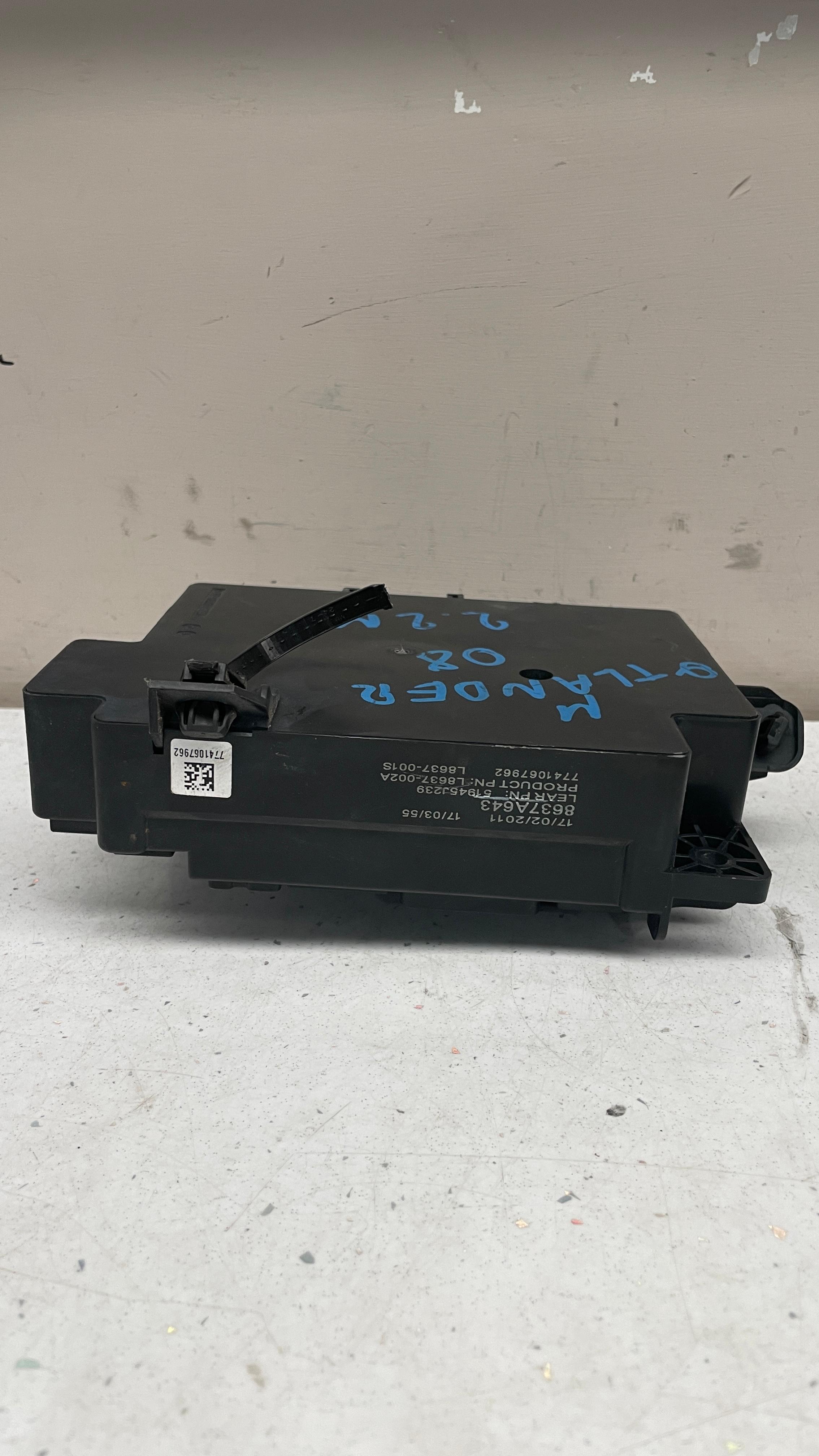 8637A643 MITSUBISHI BODY CONTROL INTERIOR FUSE BOX