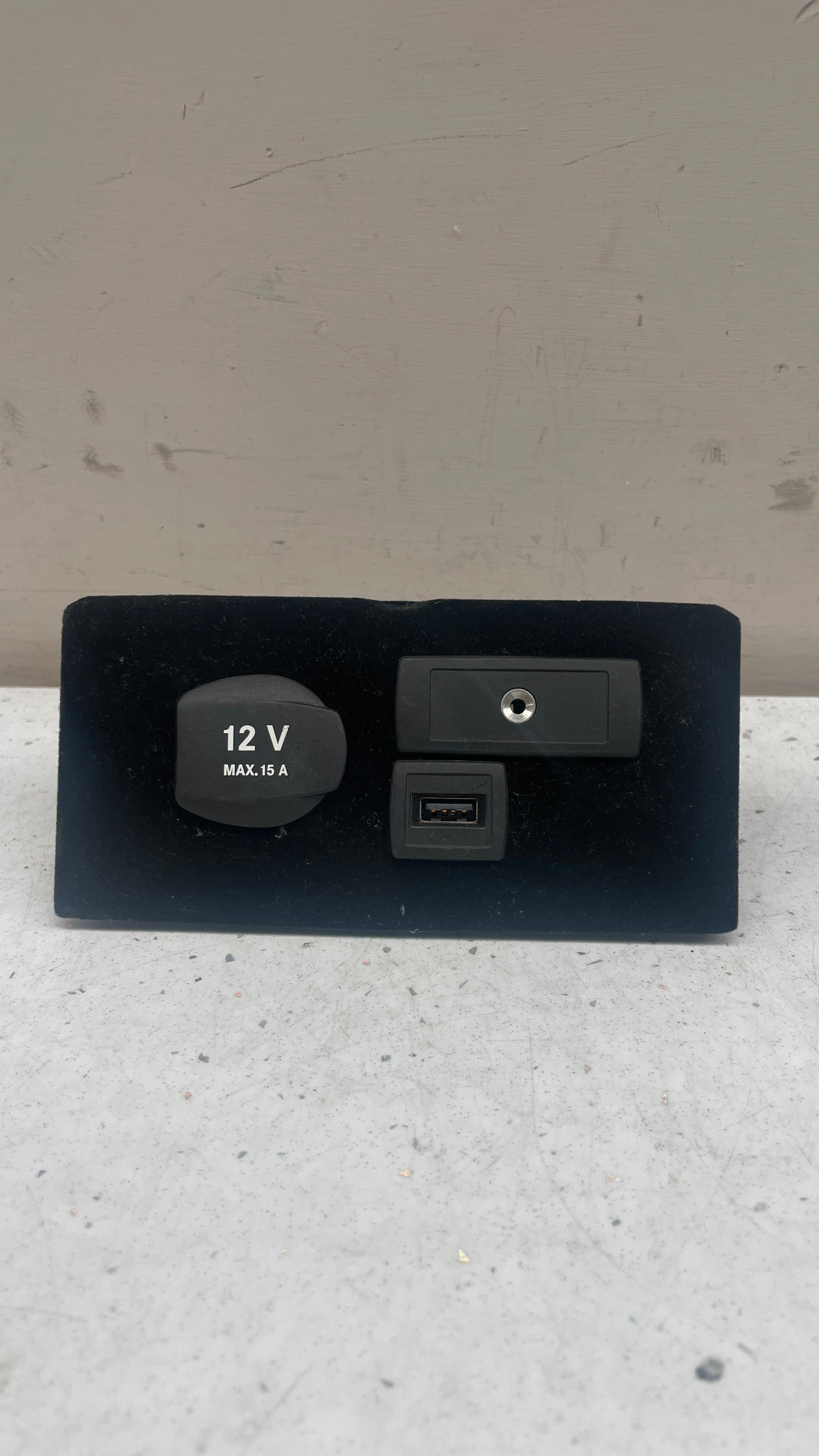 A2188210311 MERCEDES USB INTERFACE AUX MOUNTING PLATE