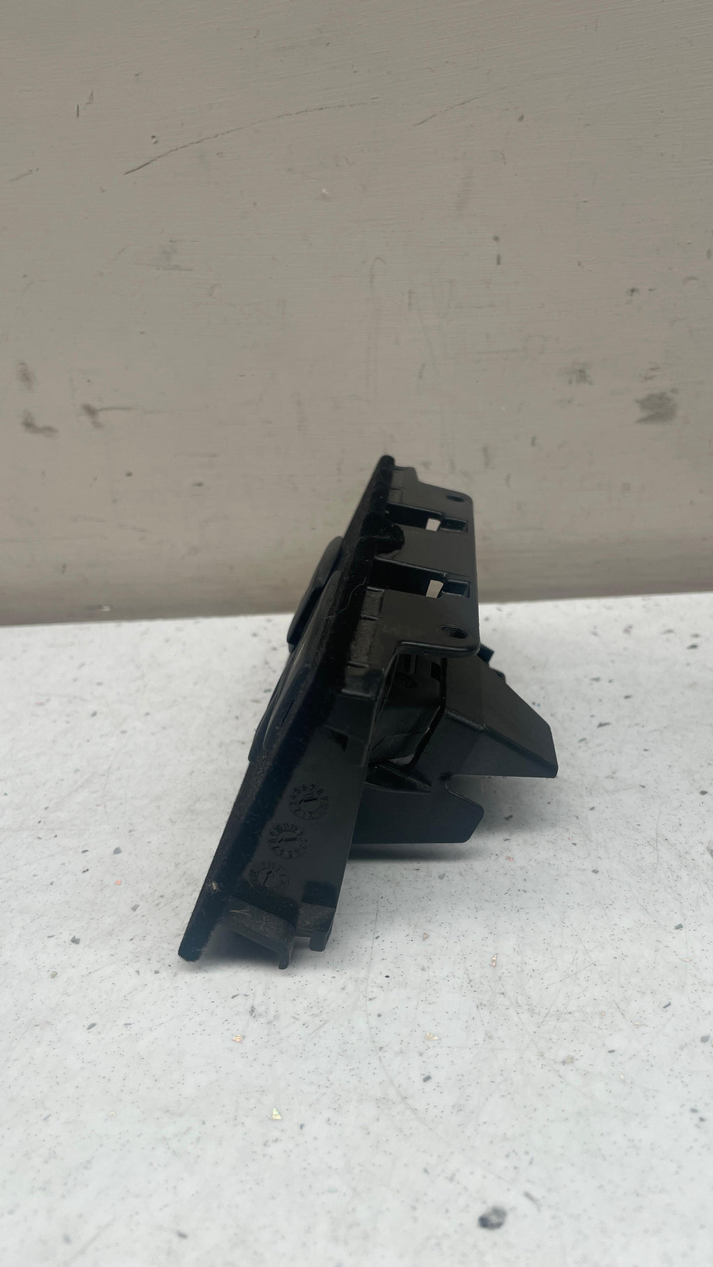 A2188210311 MERCEDES USB INTERFACE AUX MOUNTING PLATE