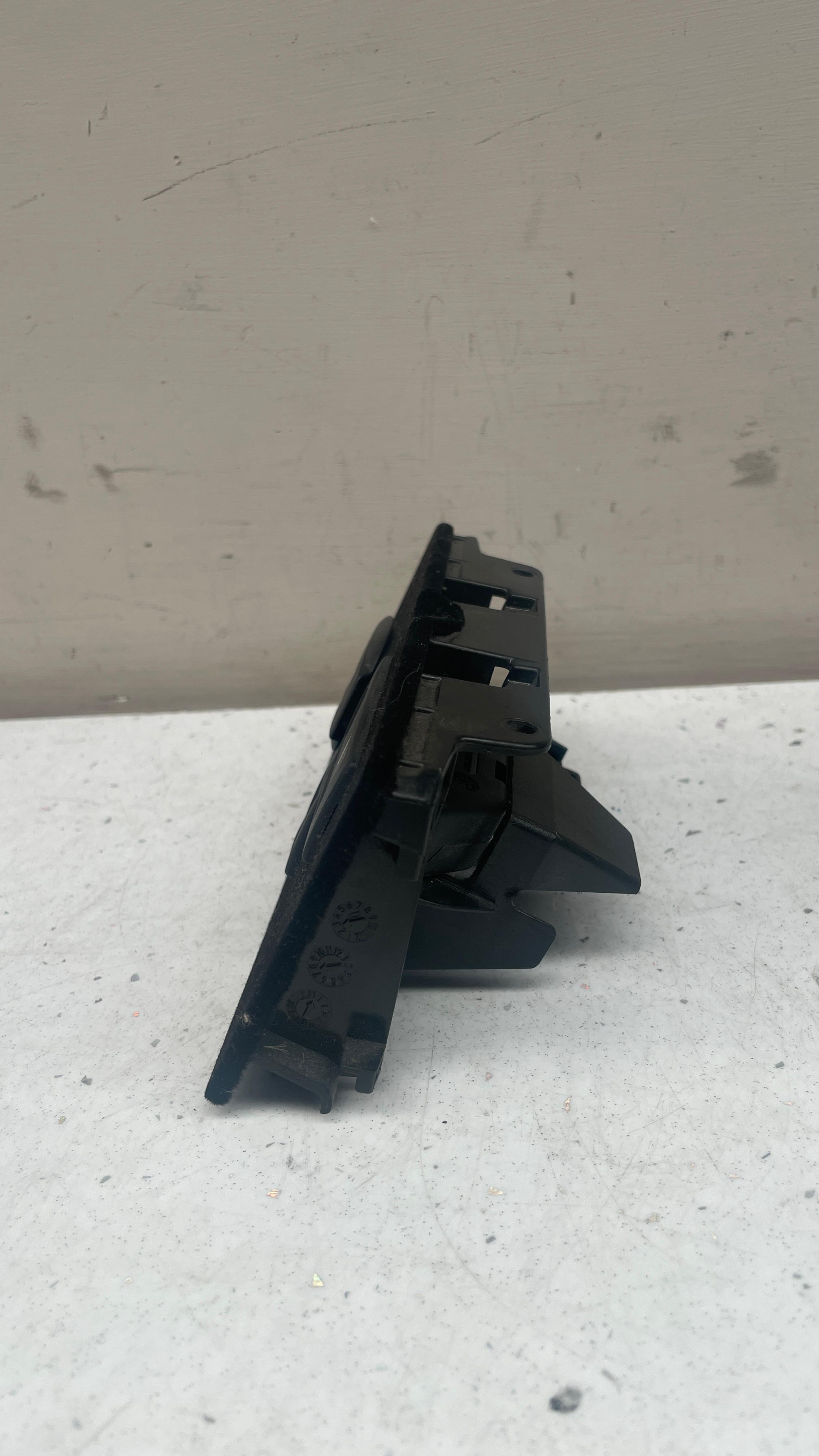 A2188210311 MERCEDES USB INTERFACE AUX MOUNTING PLATE