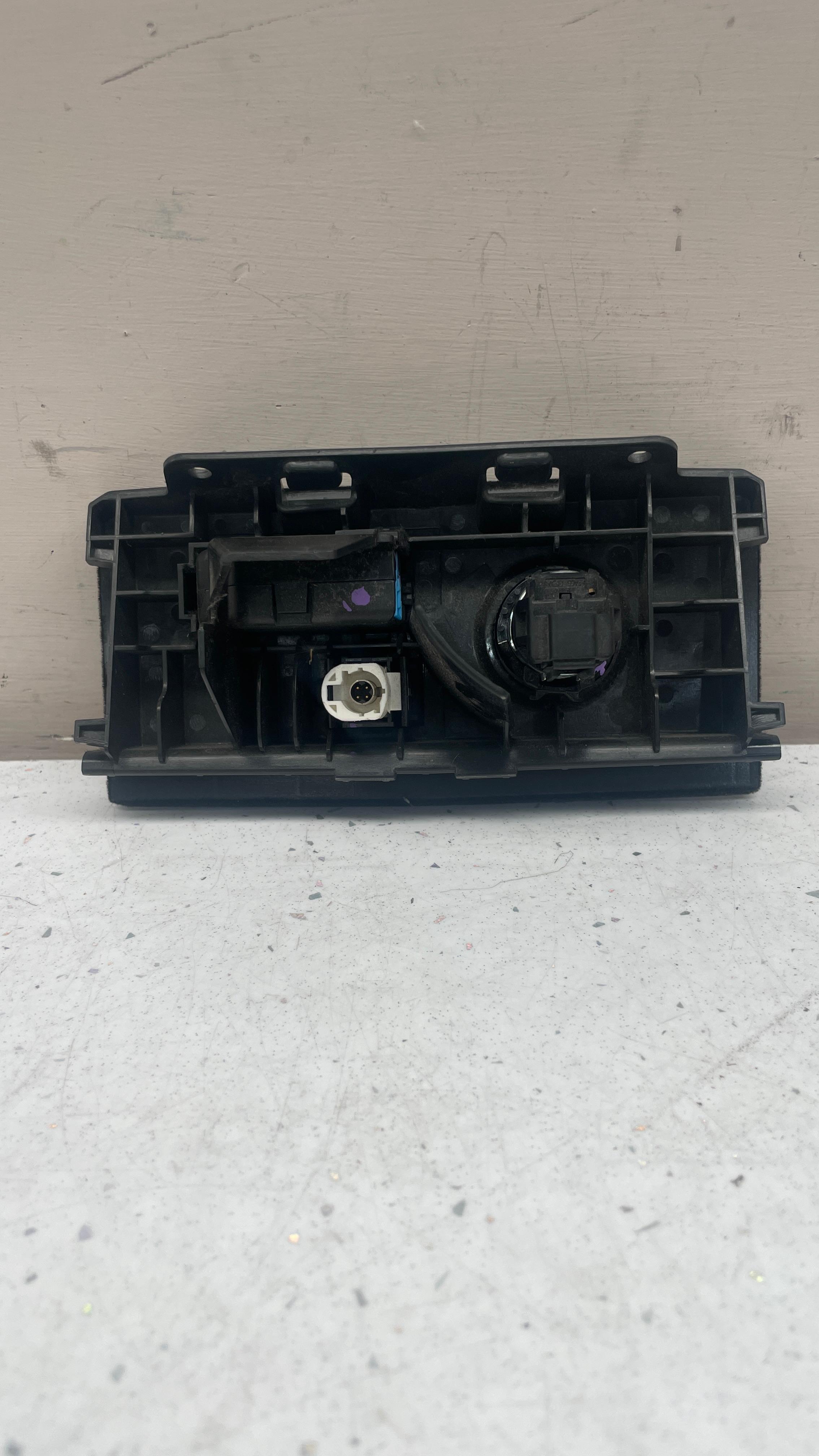 A2188210311 MERCEDES USB INTERFACE AUX MOUNTING PLATE