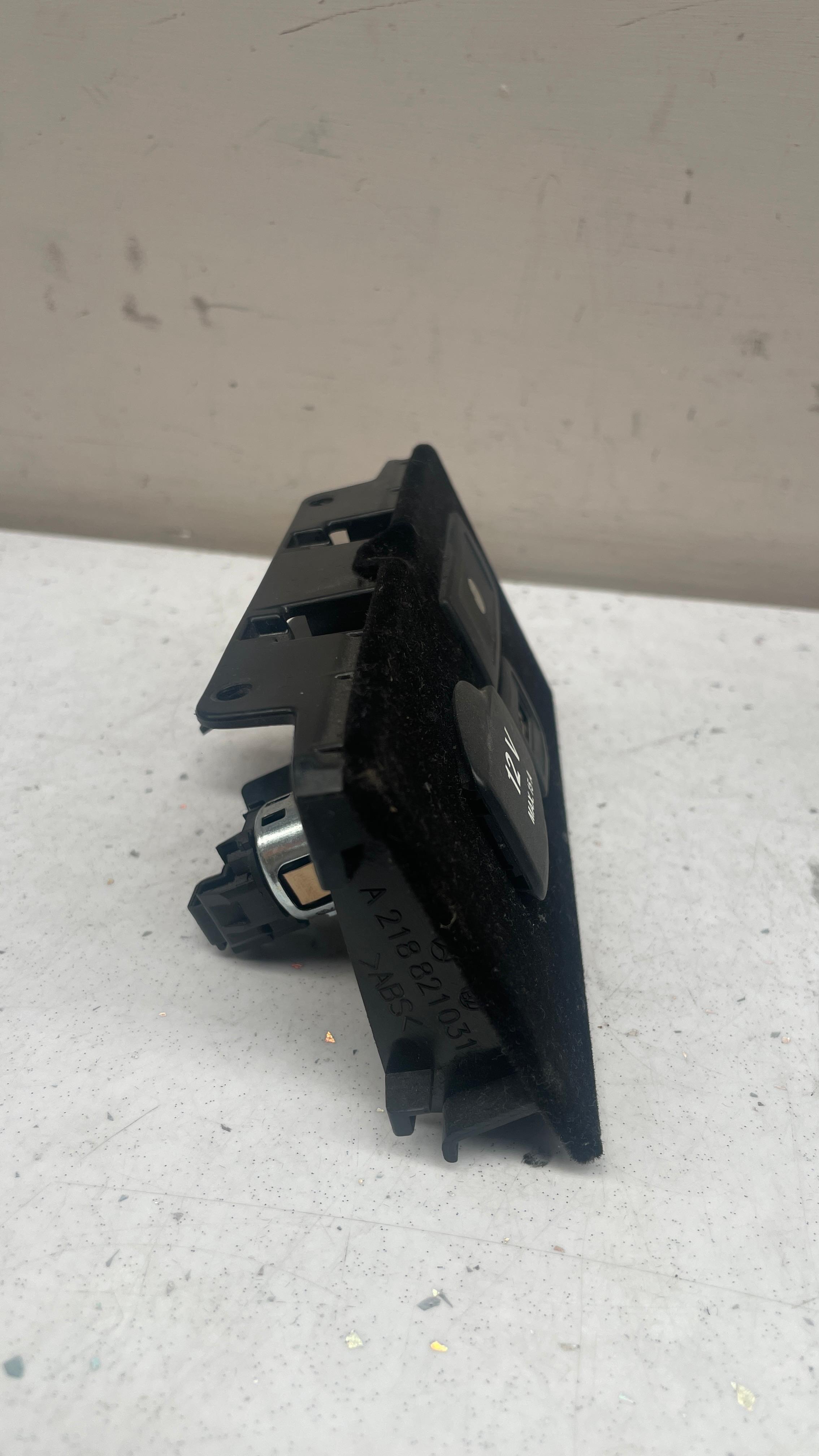 A2188210311 MERCEDES USB INTERFACE AUX MOUNTING PLATE