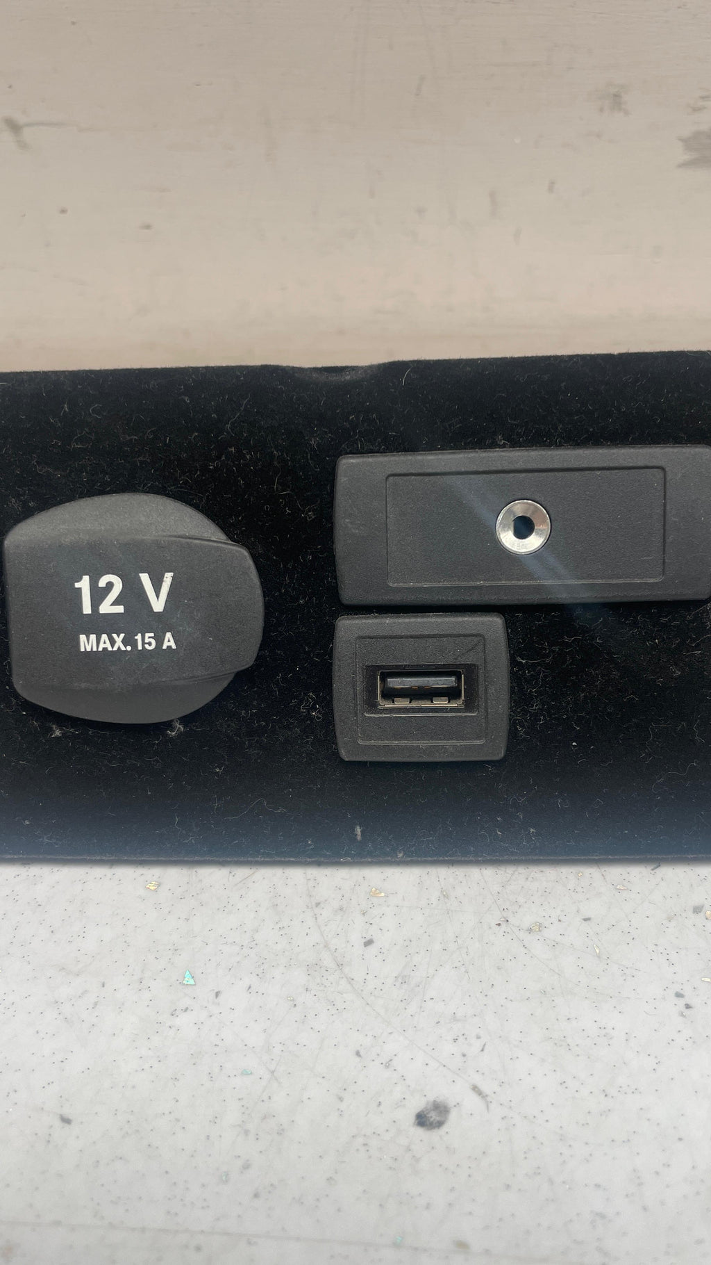A2188210311 MERCEDES USB INTERFACE AUX MOUNTING PLATE