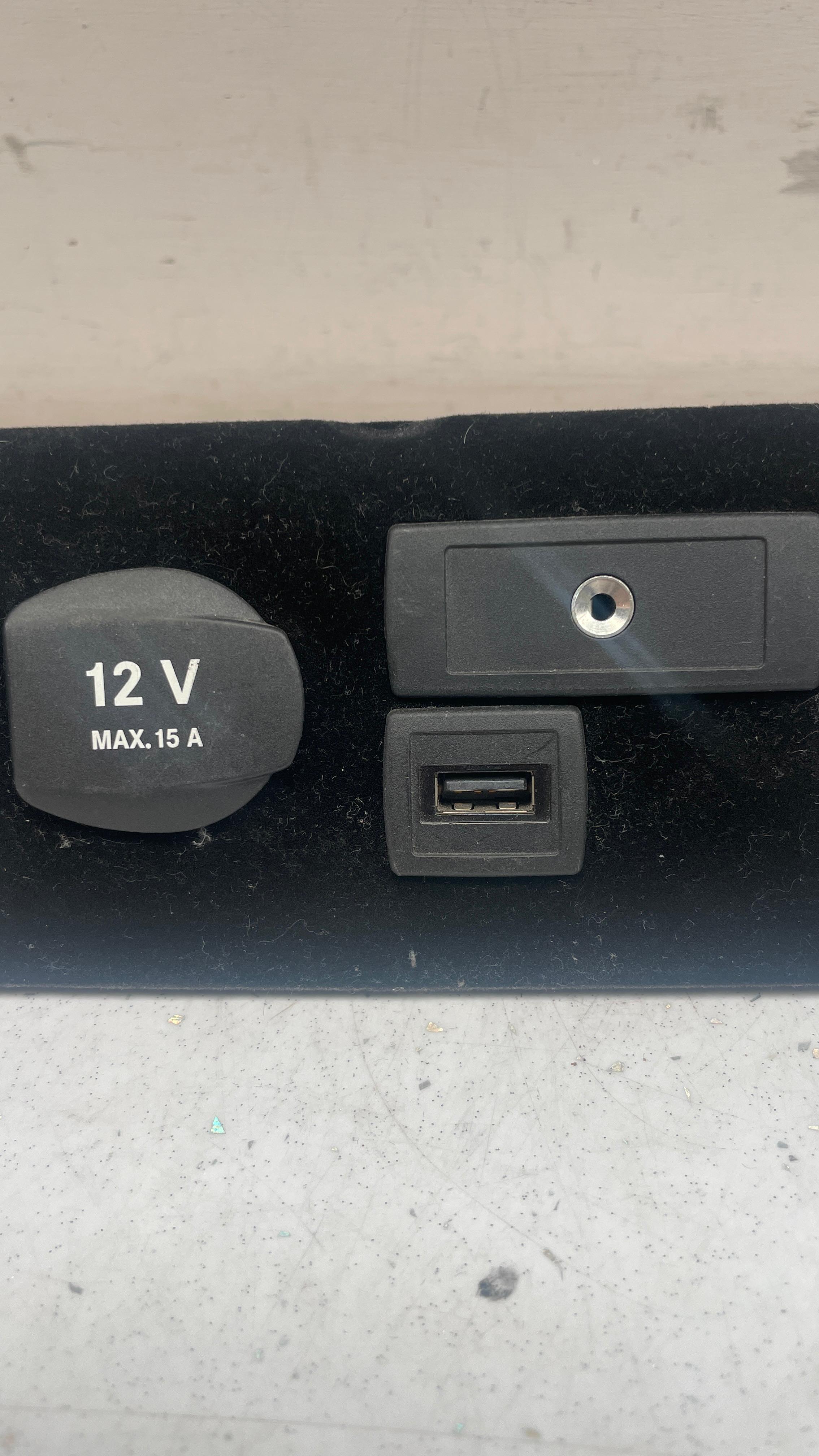 A2188210311 MERCEDES USB INTERFACE AUX MOUNTING PLATE