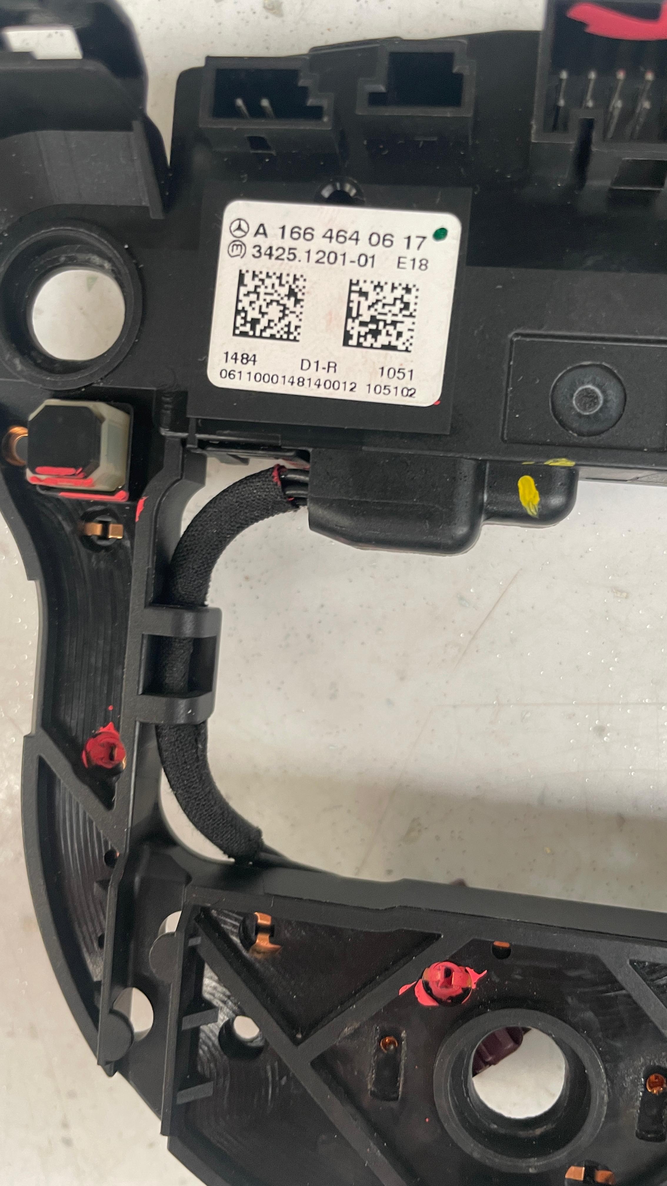 A1664640617 MERCEDES STEERING WHEEL CONTACT PLATE