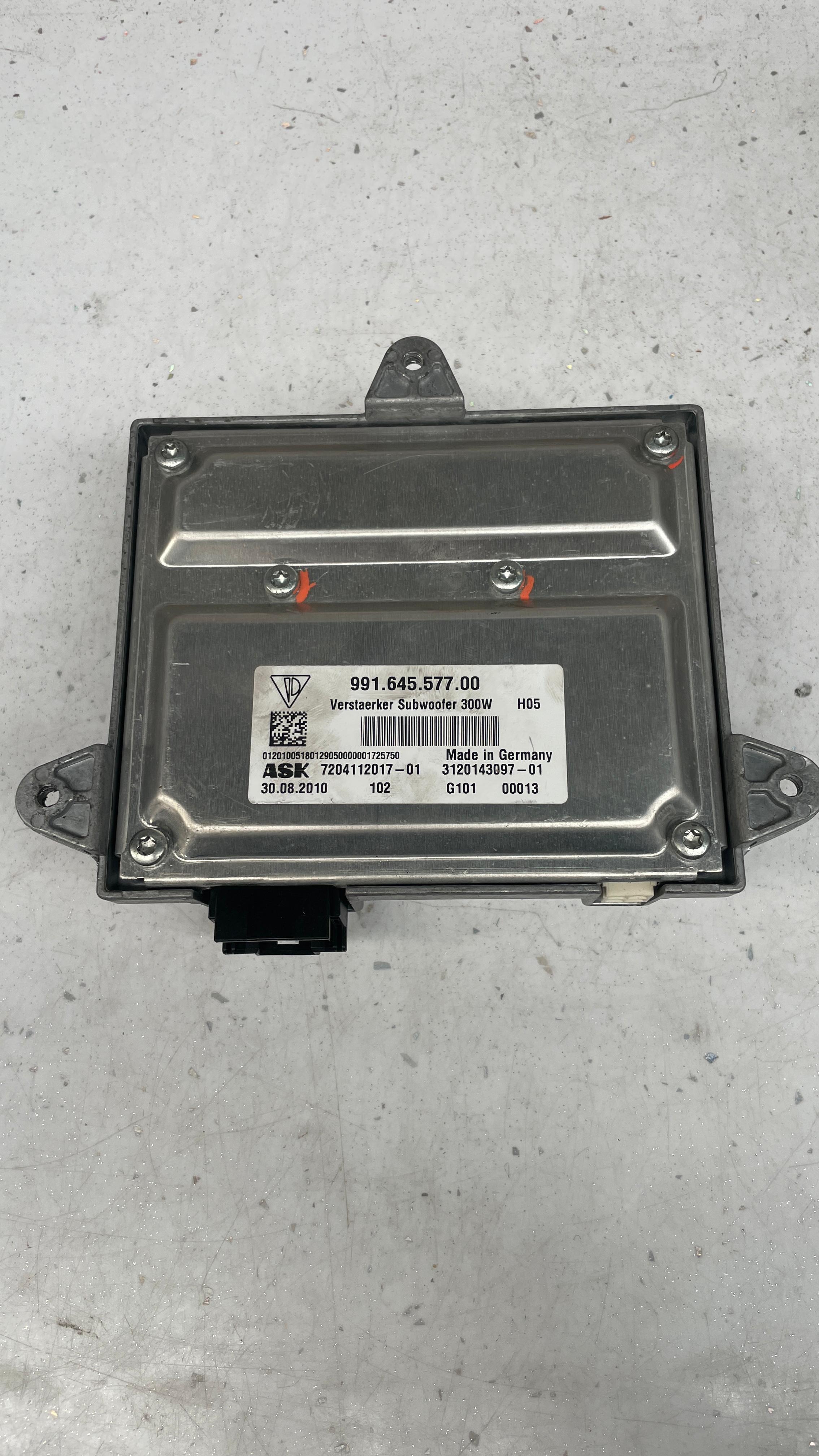 99164557700 PORSCHE SUBWOOFER AMPLIFIER