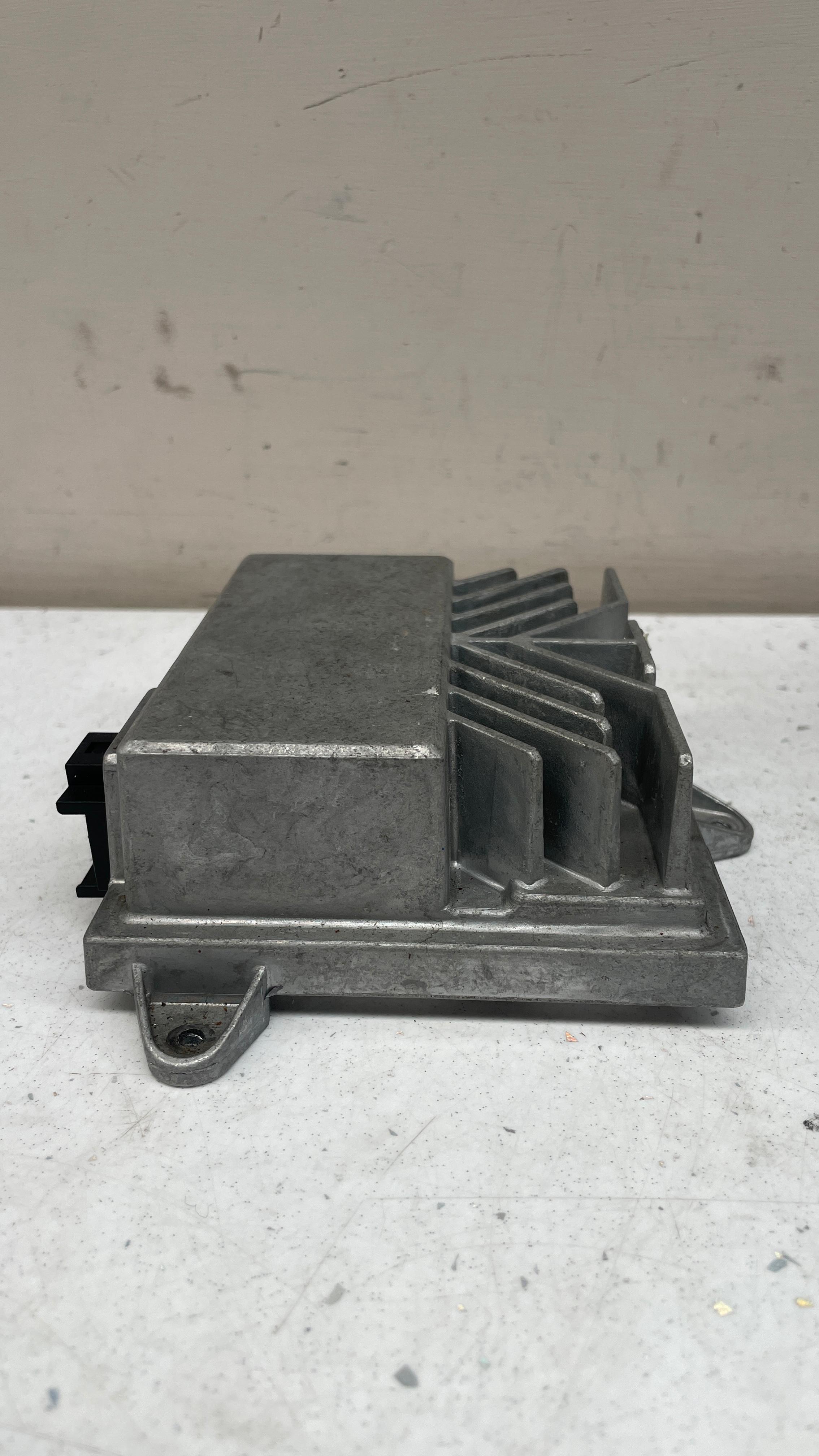 99164557700 PORSCHE SUBWOOFER AMPLIFIER
