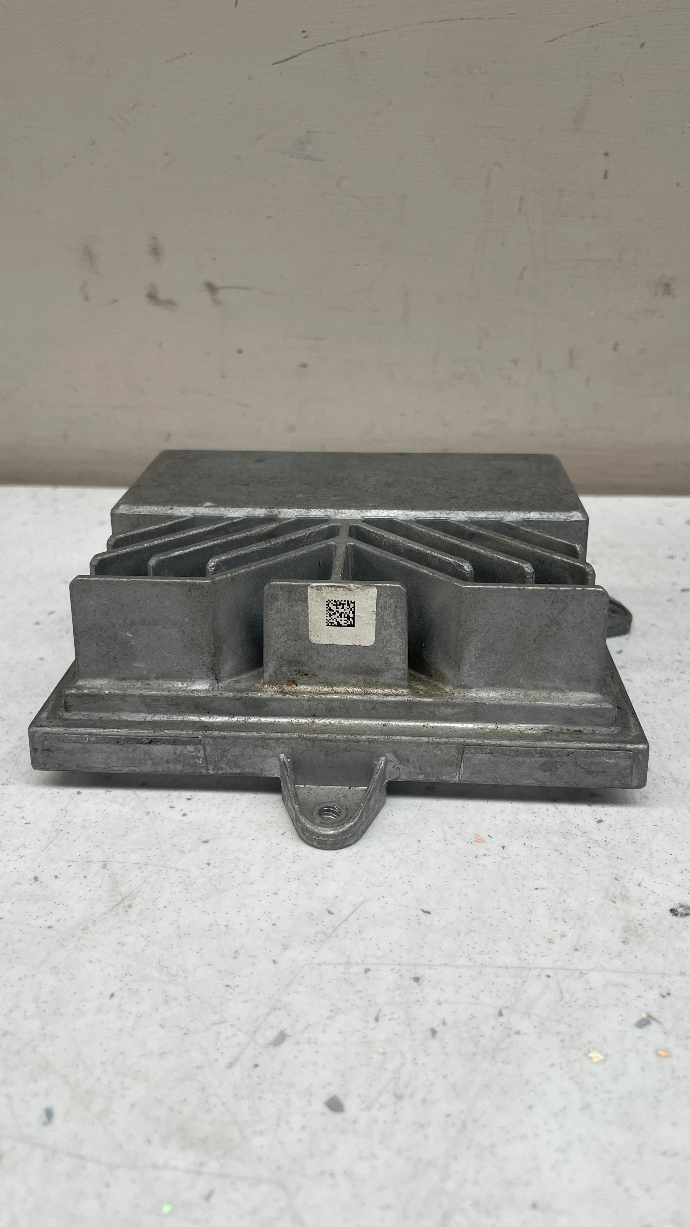 99164557700 PORSCHE SUBWOOFER AMPLIFIER