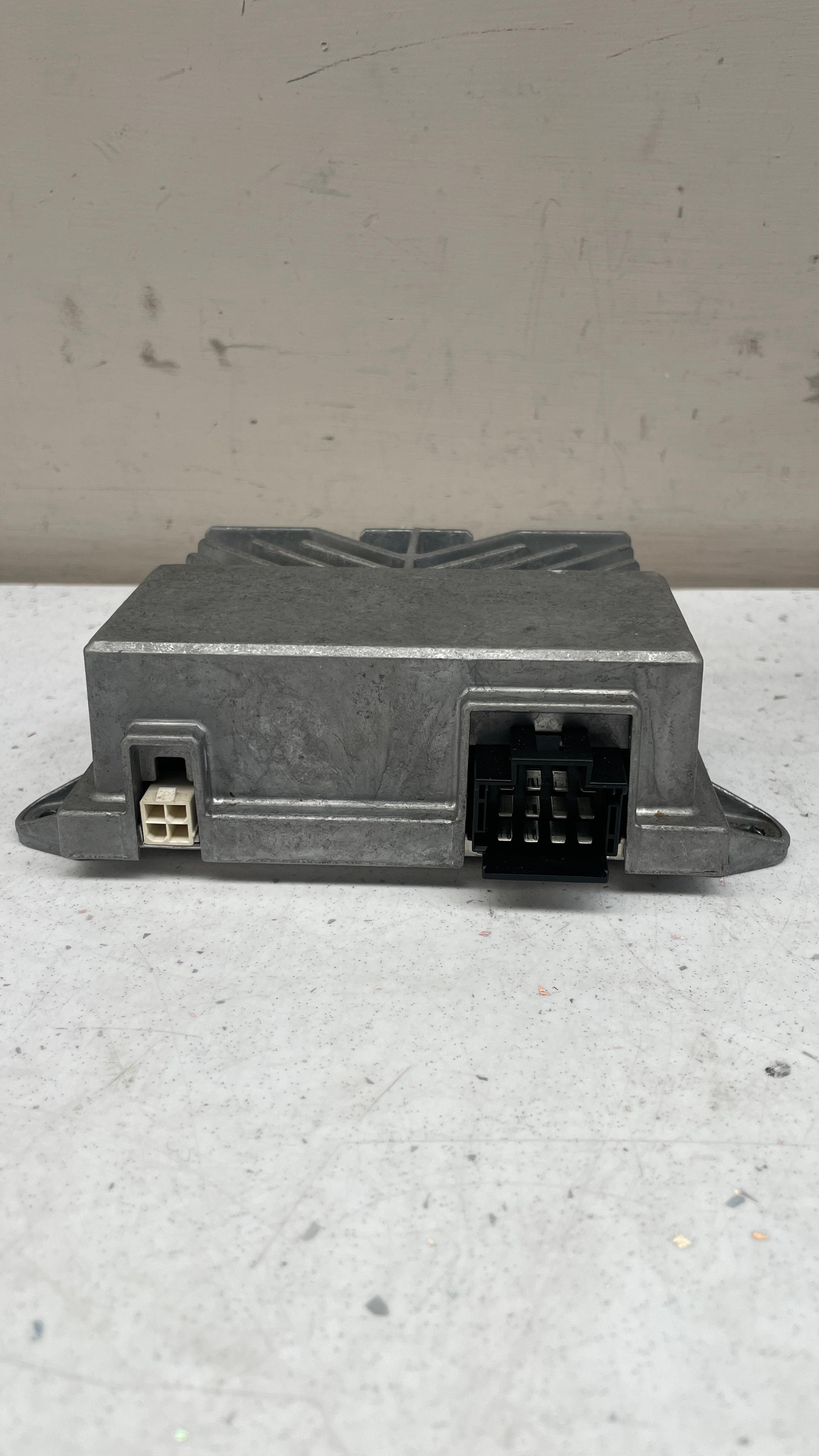 99164557700 PORSCHE SUBWOOFER AMPLIFIER