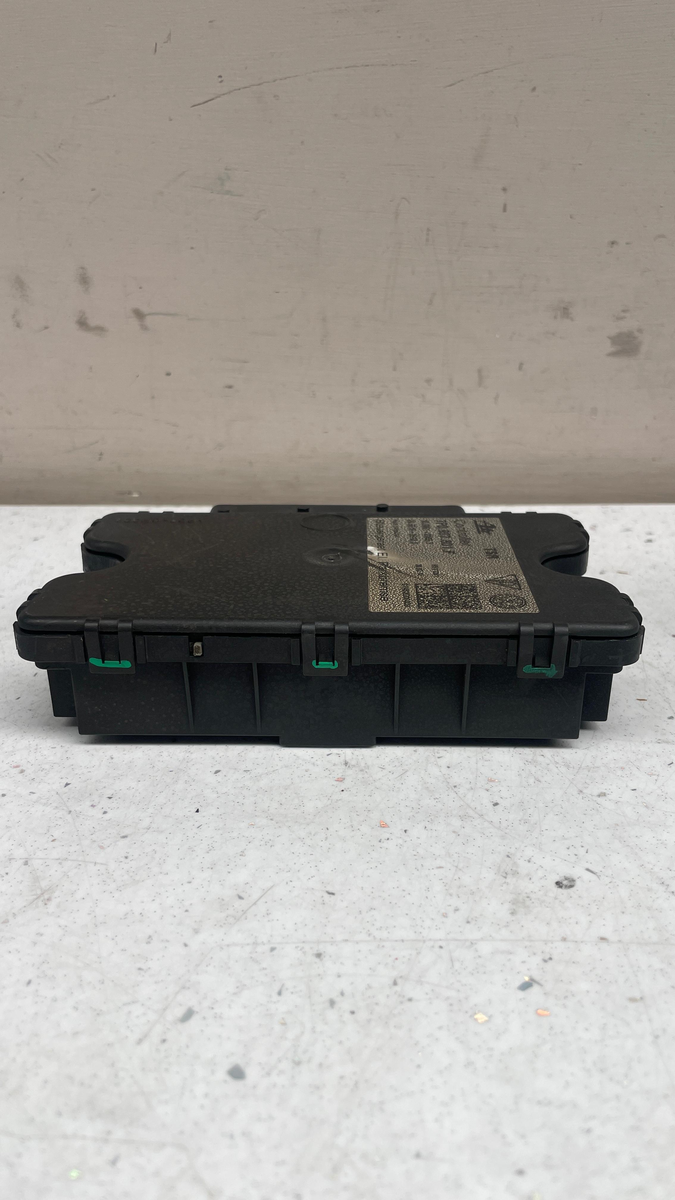 7P0907801F PORSCHE PARKING BRAKE MODULE