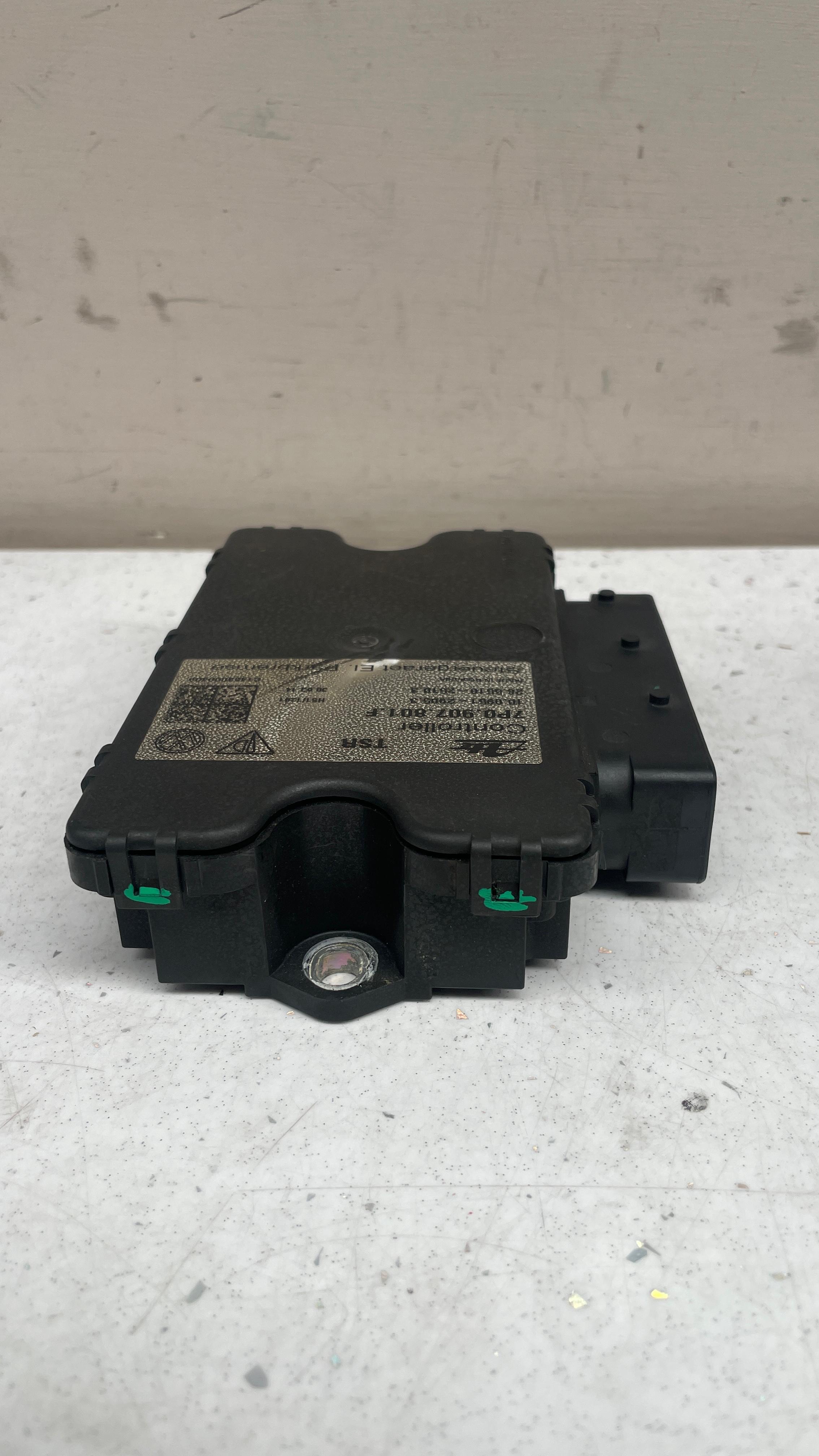 7P0907801F PORSCHE PARKING BRAKE MODULE