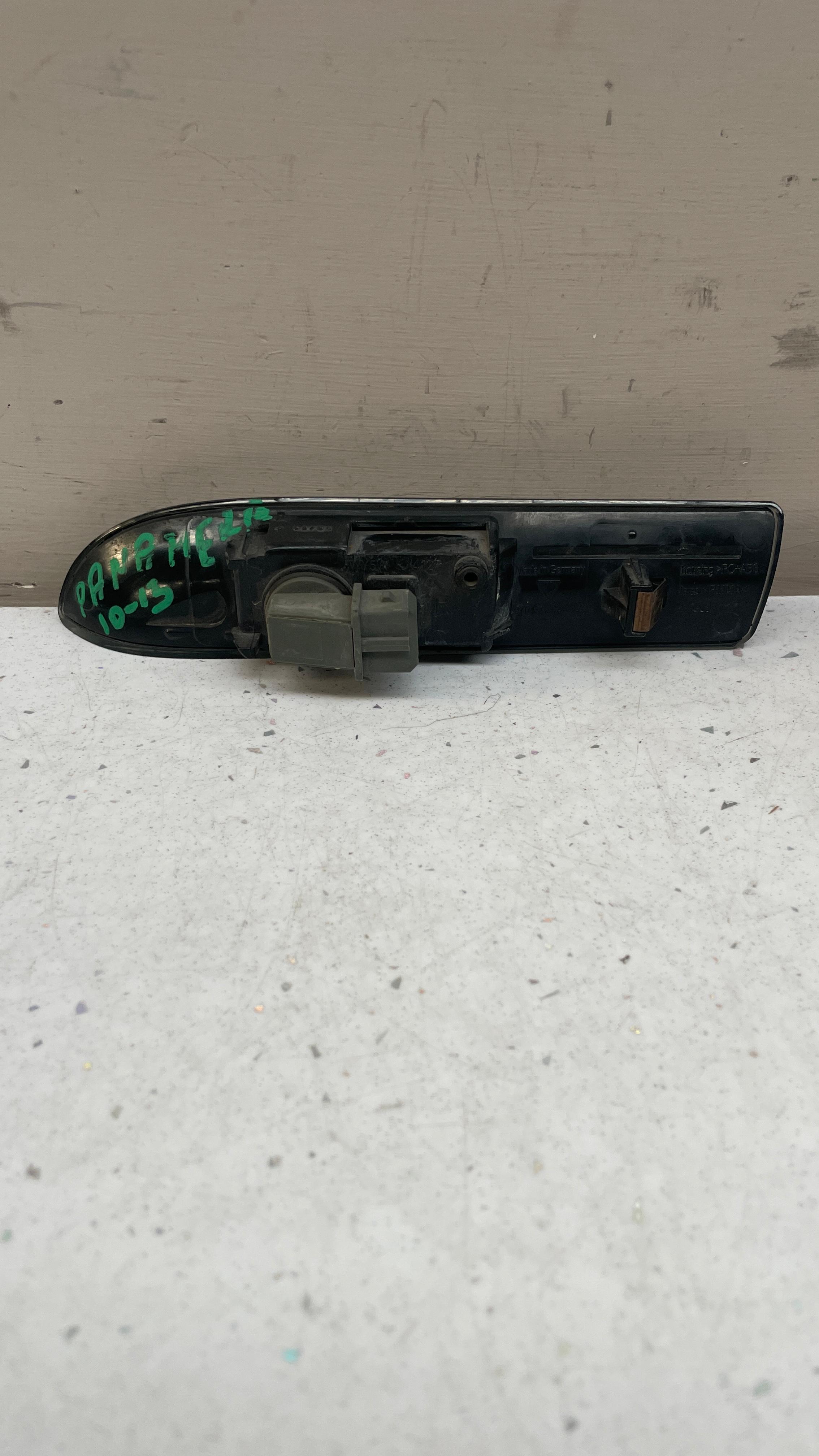 97063103402 PORSCHE SIDE MARKER TURN INDICATOR LIGHT