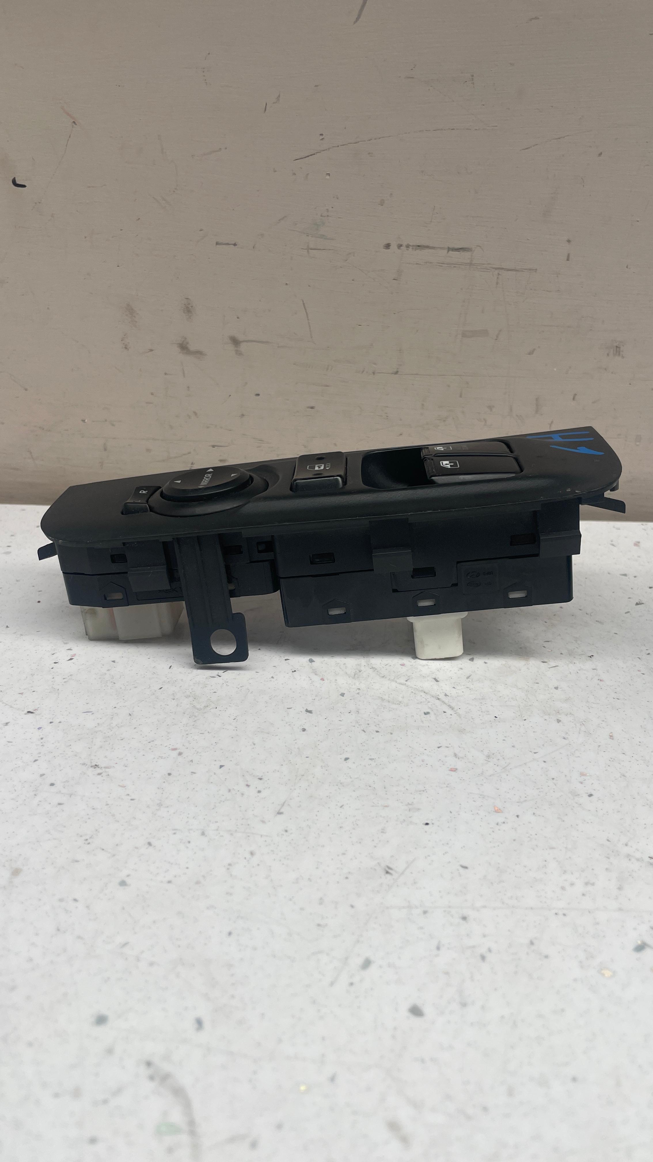 93570-4H900 HYUNDAI H1 STAREX POWER WINDOW MAIN SWITCH