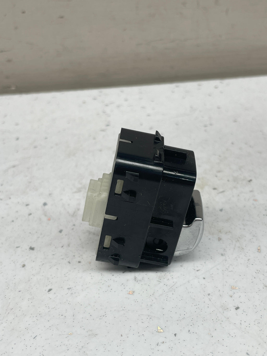 A2229050509 MERCEDES TAILGATE OPENING SWITCH