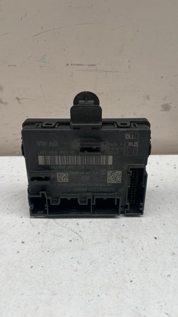 4M1959793C  AUDI A8 FRONT WINDSHIELD WIPER MOTOR