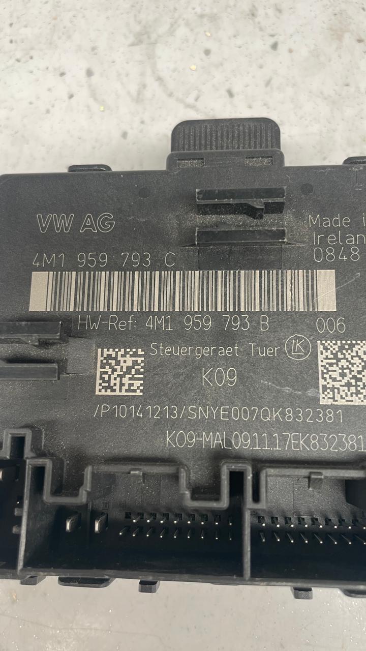 4M1959793C  AUDI A8 FRONT WINDSHIELD WIPER MOTOR