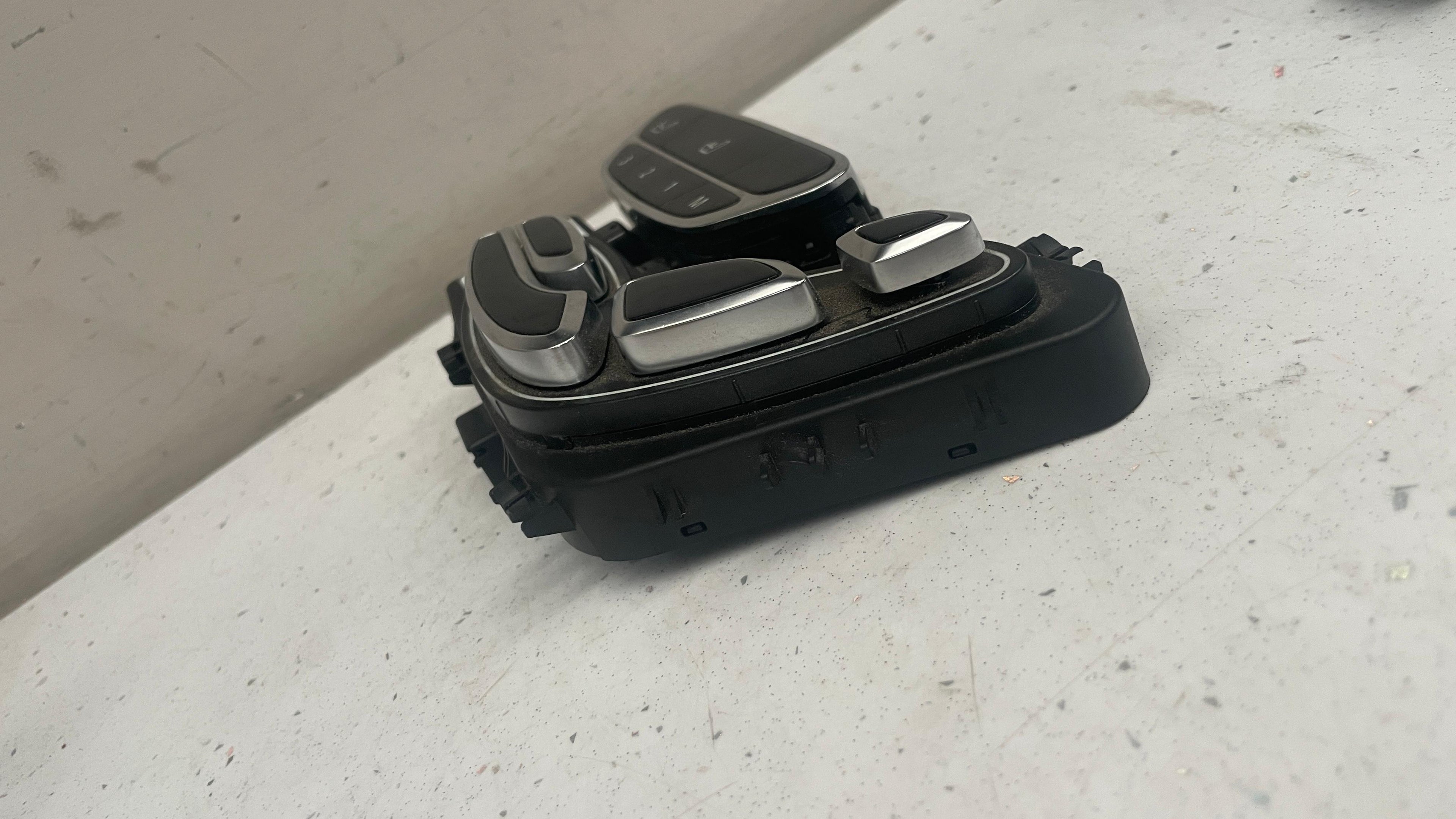 A2229050401 MERCEDES W222 FRONT RIGHT SEAT ADJUSTMENT SWITCH