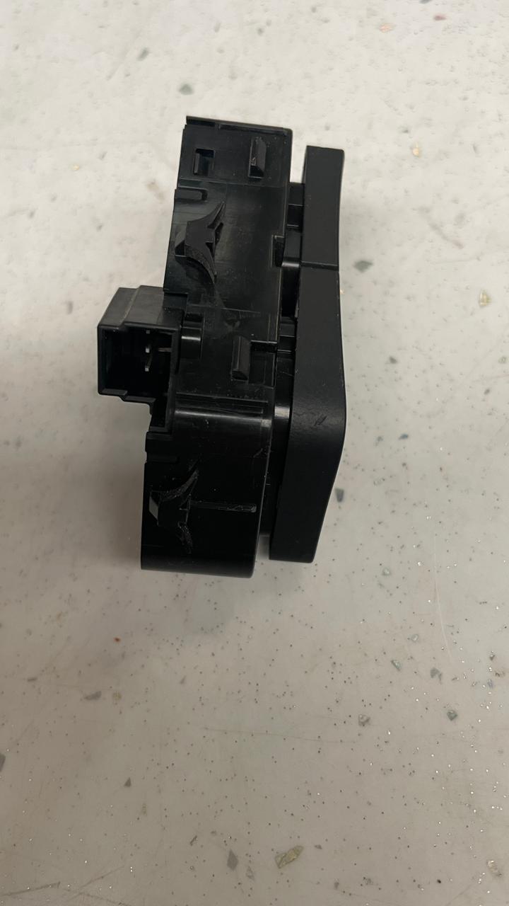 A2229057607 MERCEDES W222 DOOR LOCK SWITCH