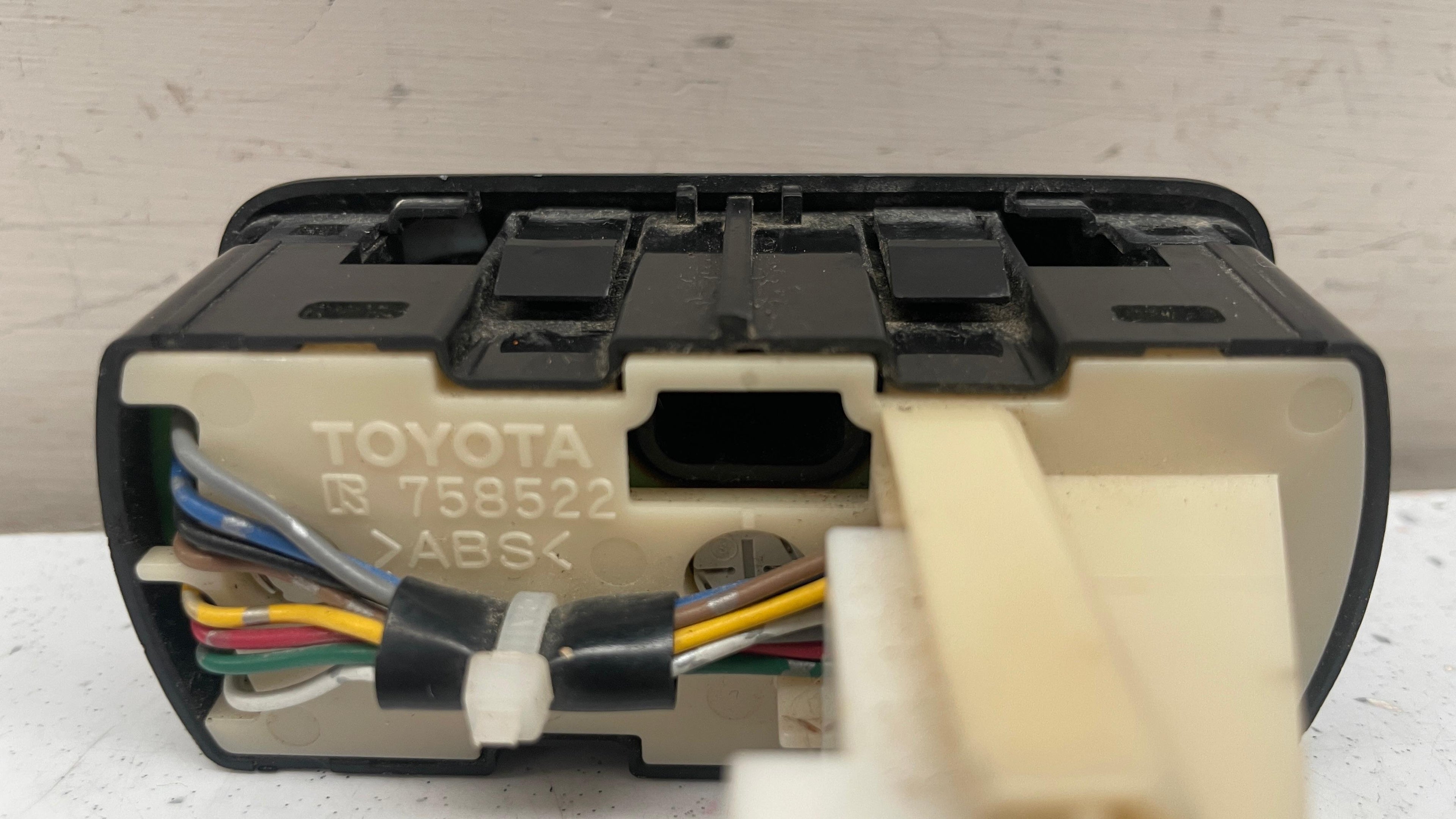 758522 TOYOTA LAND CRUISER SUSPENSION HEIGHT CONTROL SWITCH
