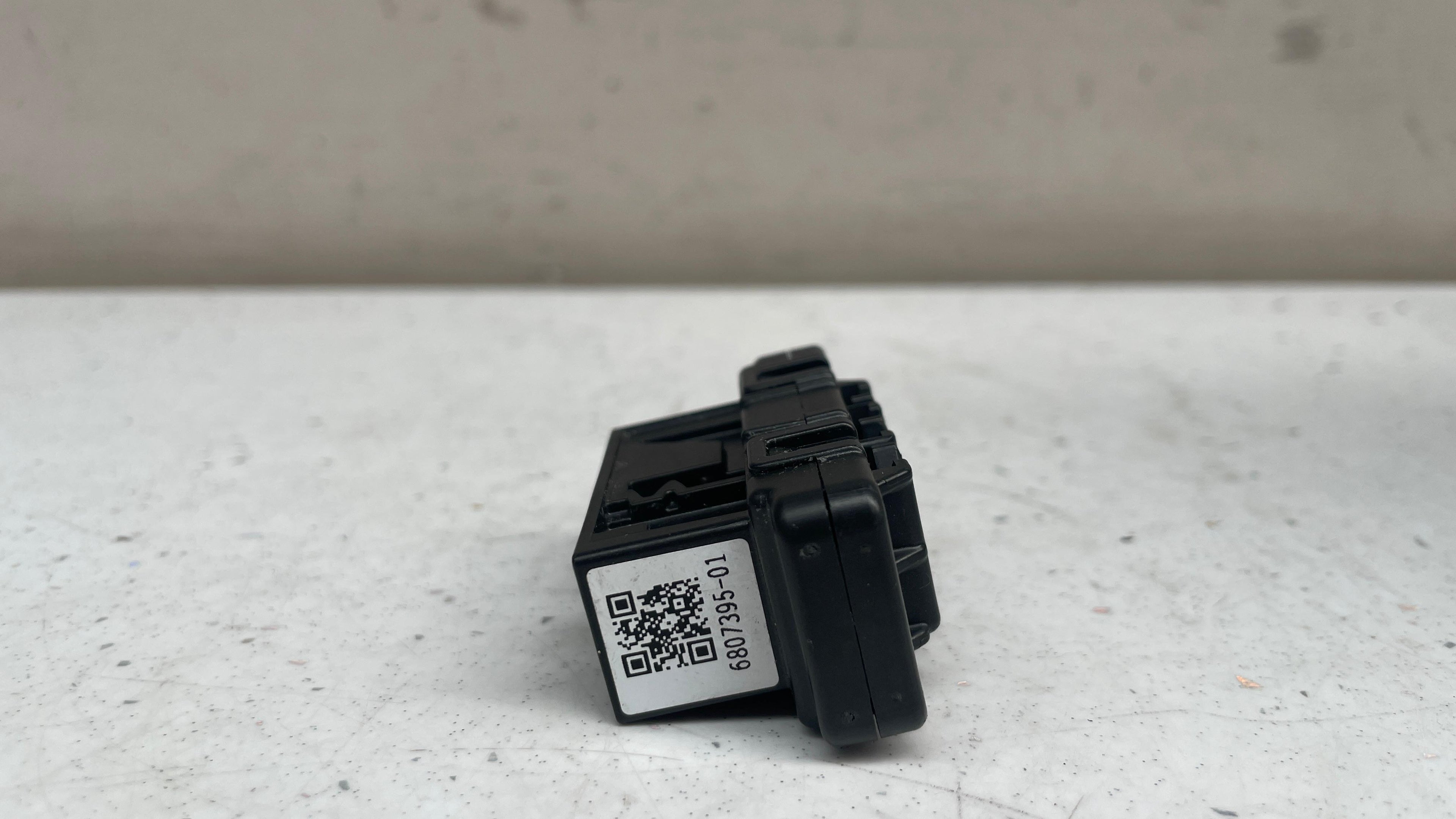 6807395-01 BMW BUS INTERFACE CONTROL MODULE