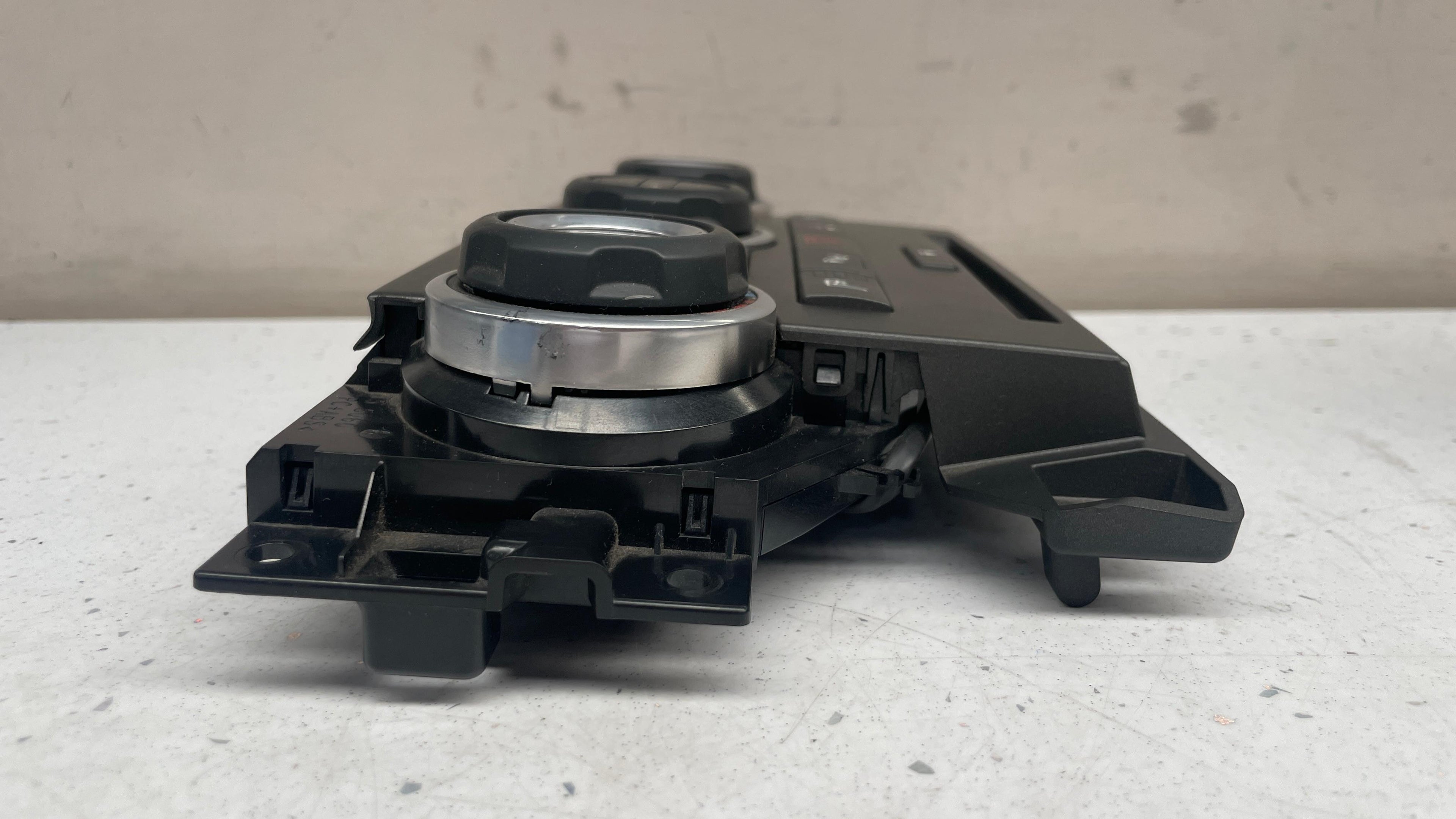 CH22-19E900-FB LAND ROVER DISCOVERY CLIMATE CONTROL PANEL .