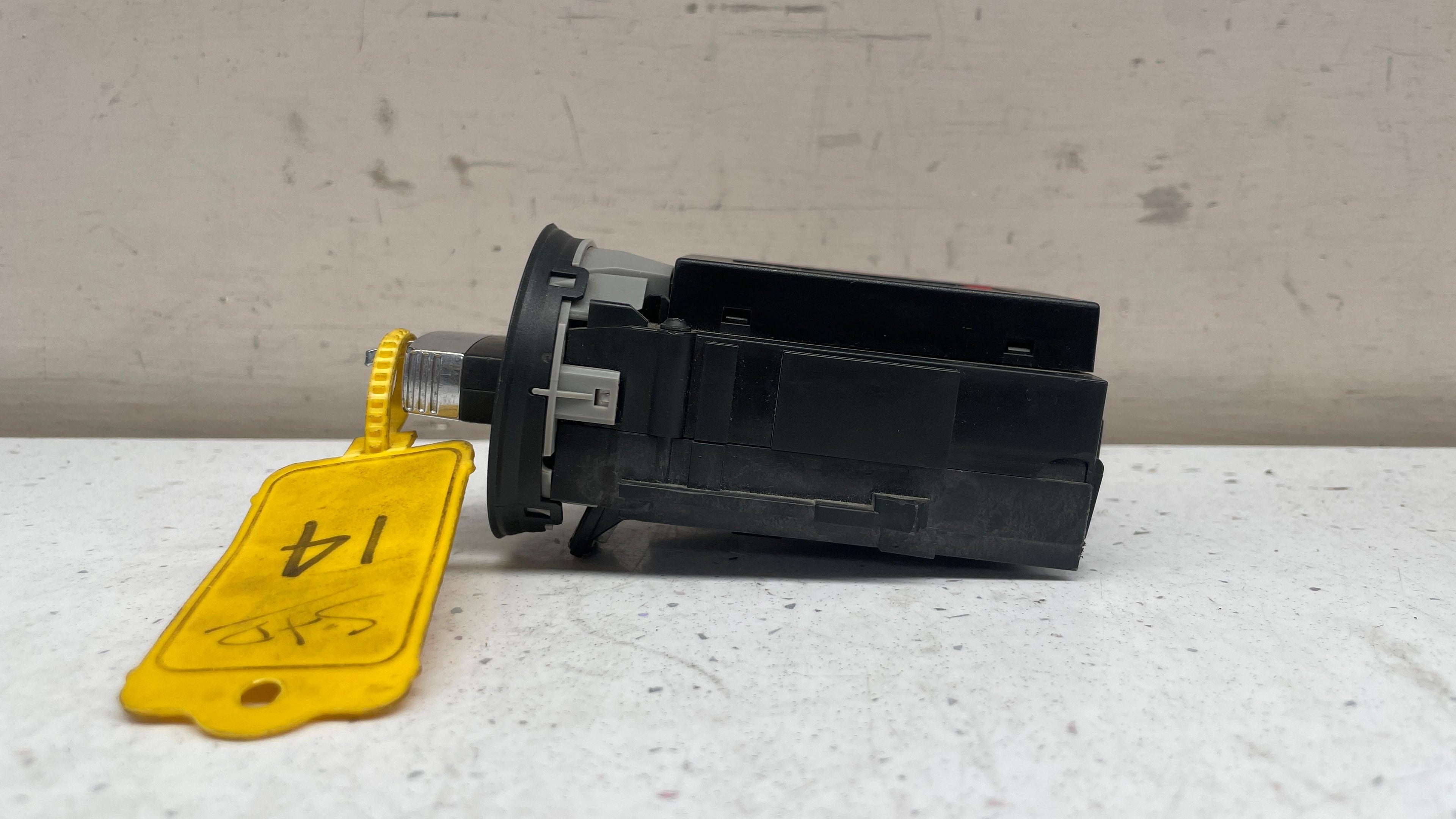 3C0905843M VOLKSWAGEN PASSAT IGNITION SWITCH WITH KEY