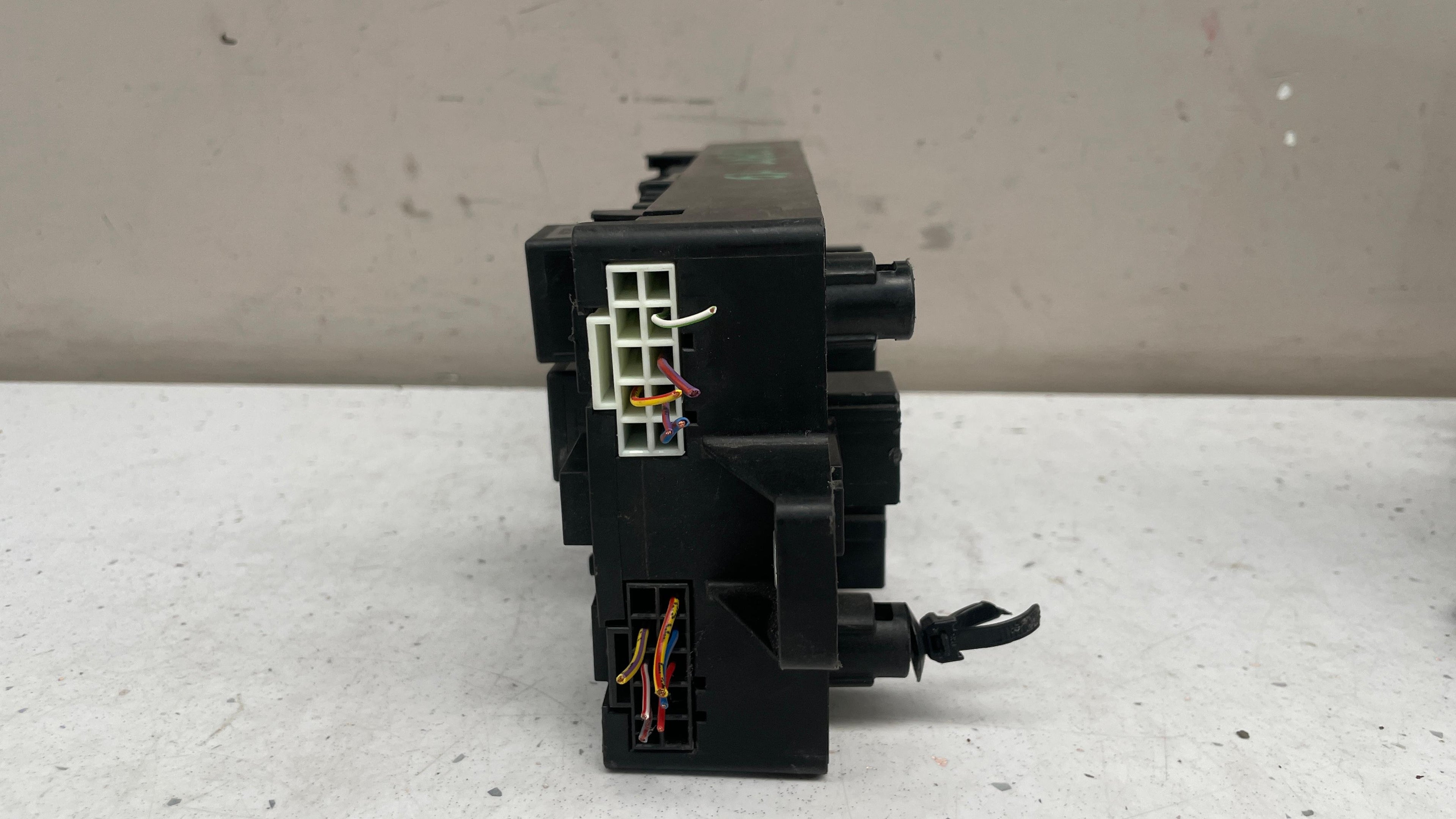 JPLA-14A073-BB  LAND ROVER CABIN FUSE BOX